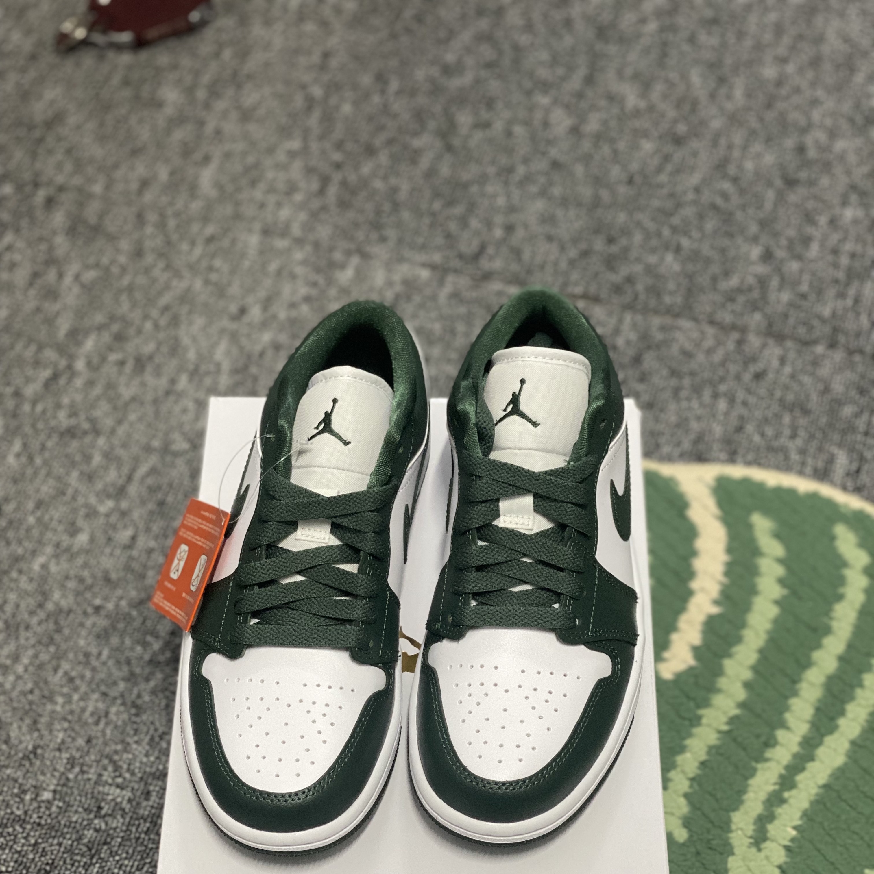 (W) Jordan 1 Low White Galactic Jade 착용 스타일 - 1