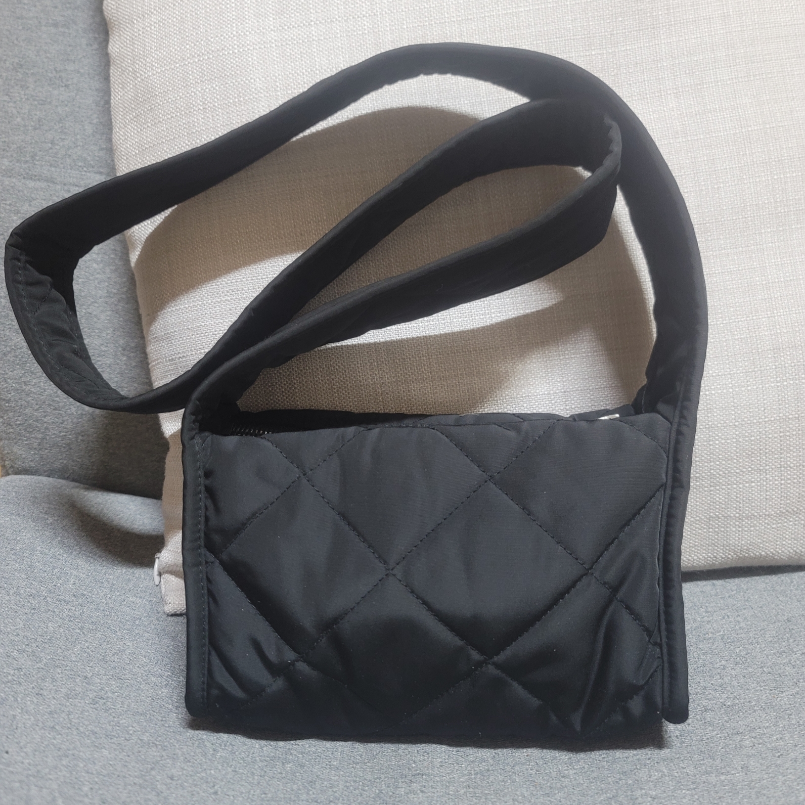 COS Diamond Quilted Mini Crossbody Bag Black 착용 스타일 - 2