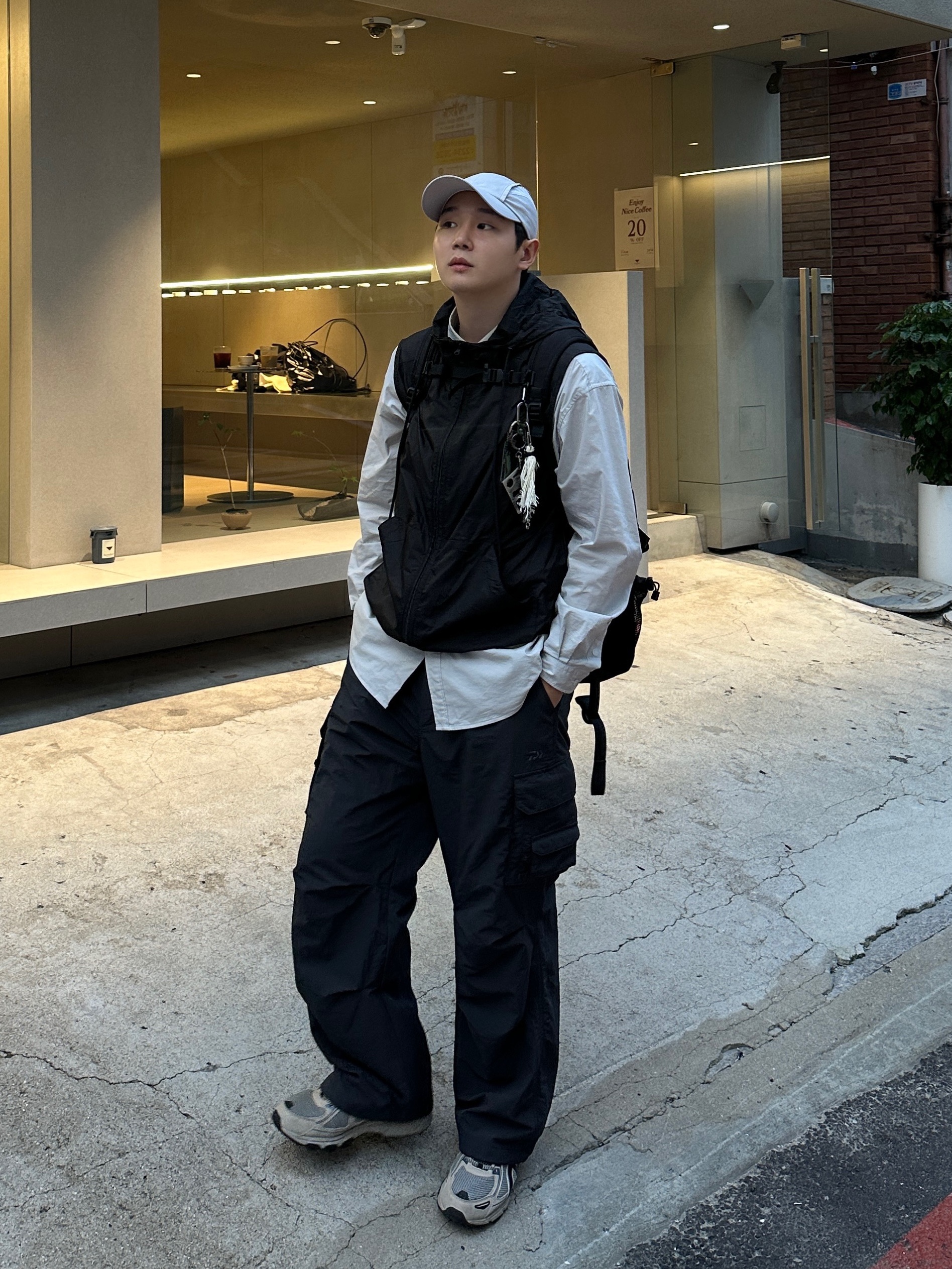 Supreme Webbing Keychain Green Camo - 23SS, Asics Gel-Venture 6 Feather Grey Black 착용 스타일 - 1