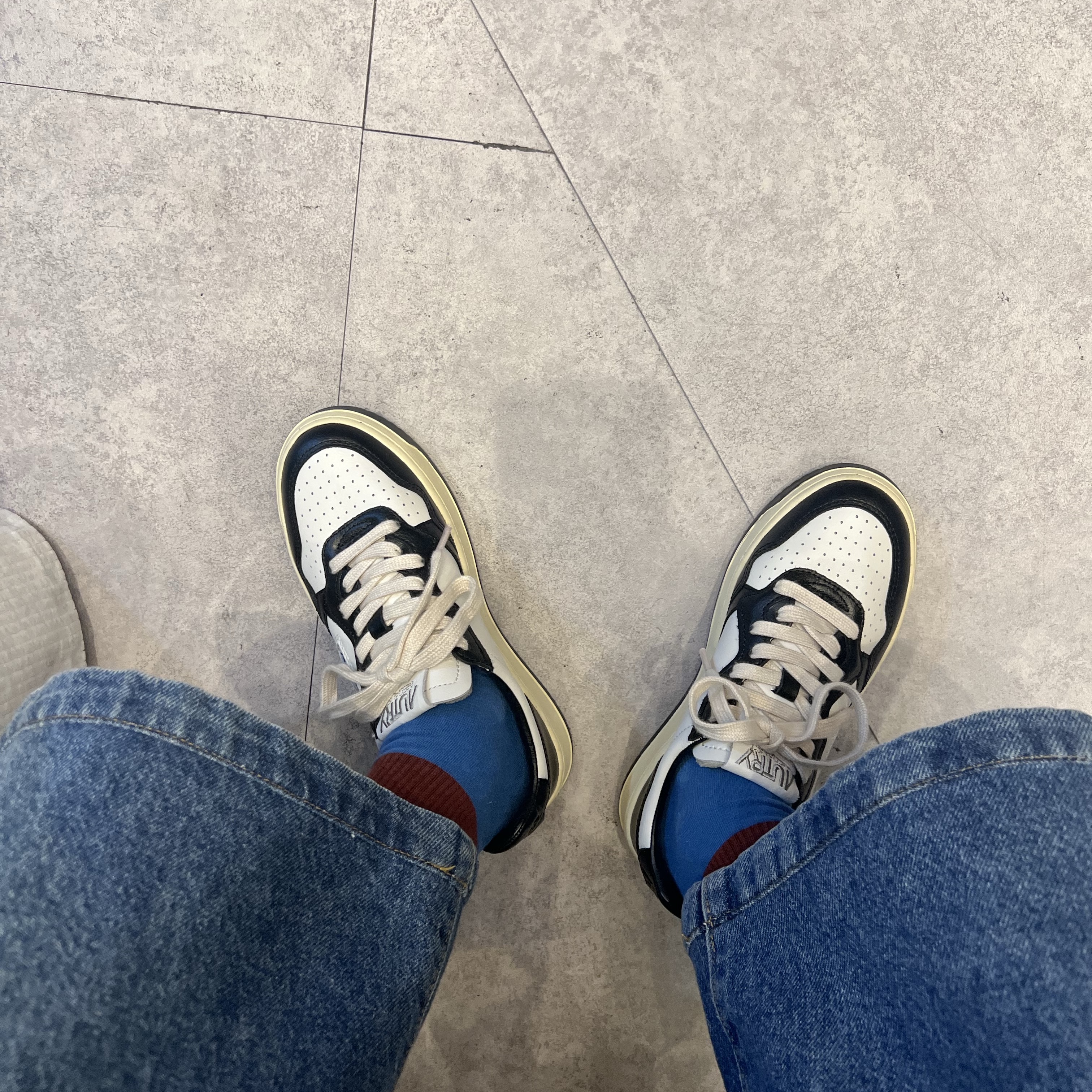 (W) Autry Medalist Low Leather Sneakers Black White 착용 스타일 - 1