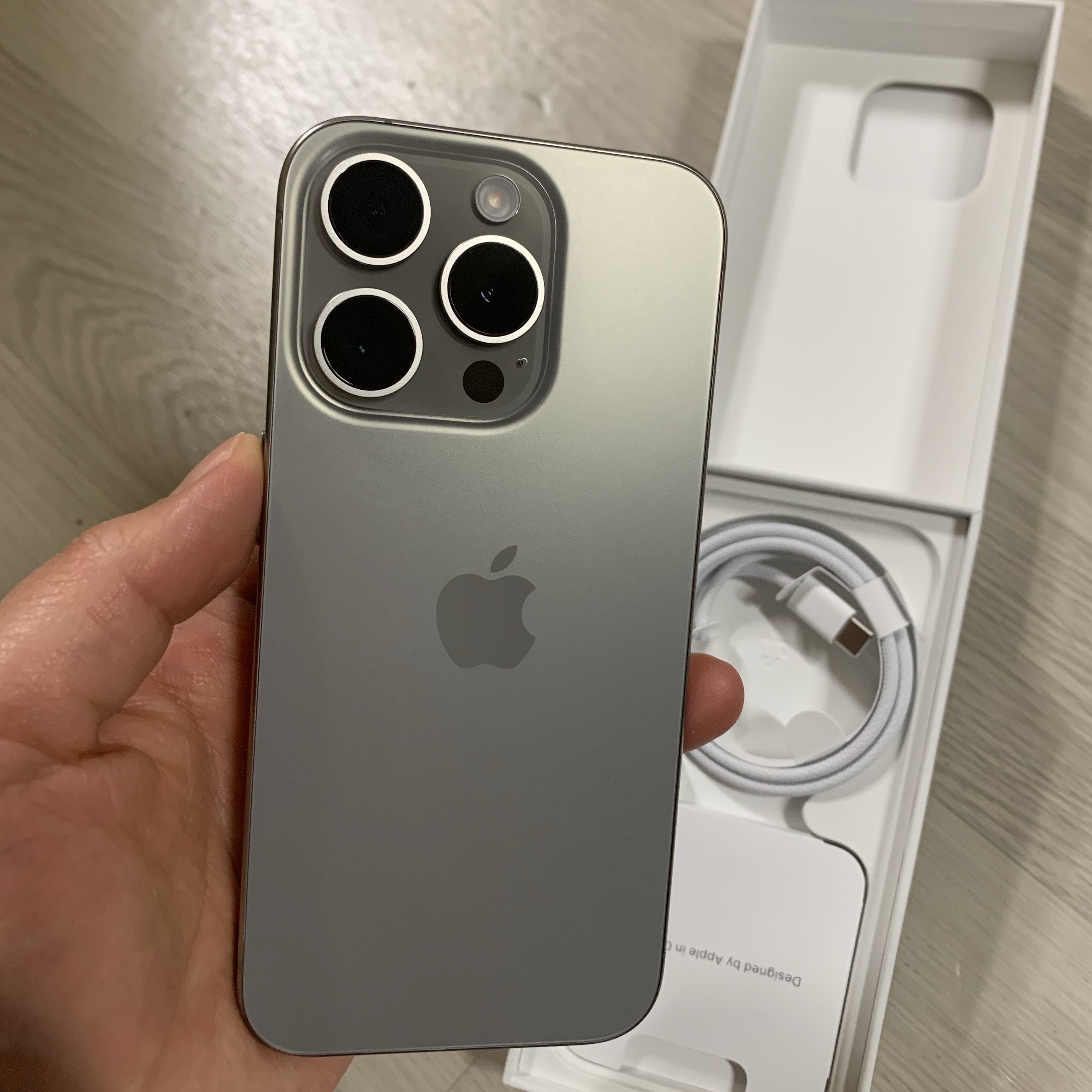 Apple iPhone 15 Pro 256GB Natural Titanium (Korean Ver.) 착용 스타일 - 1