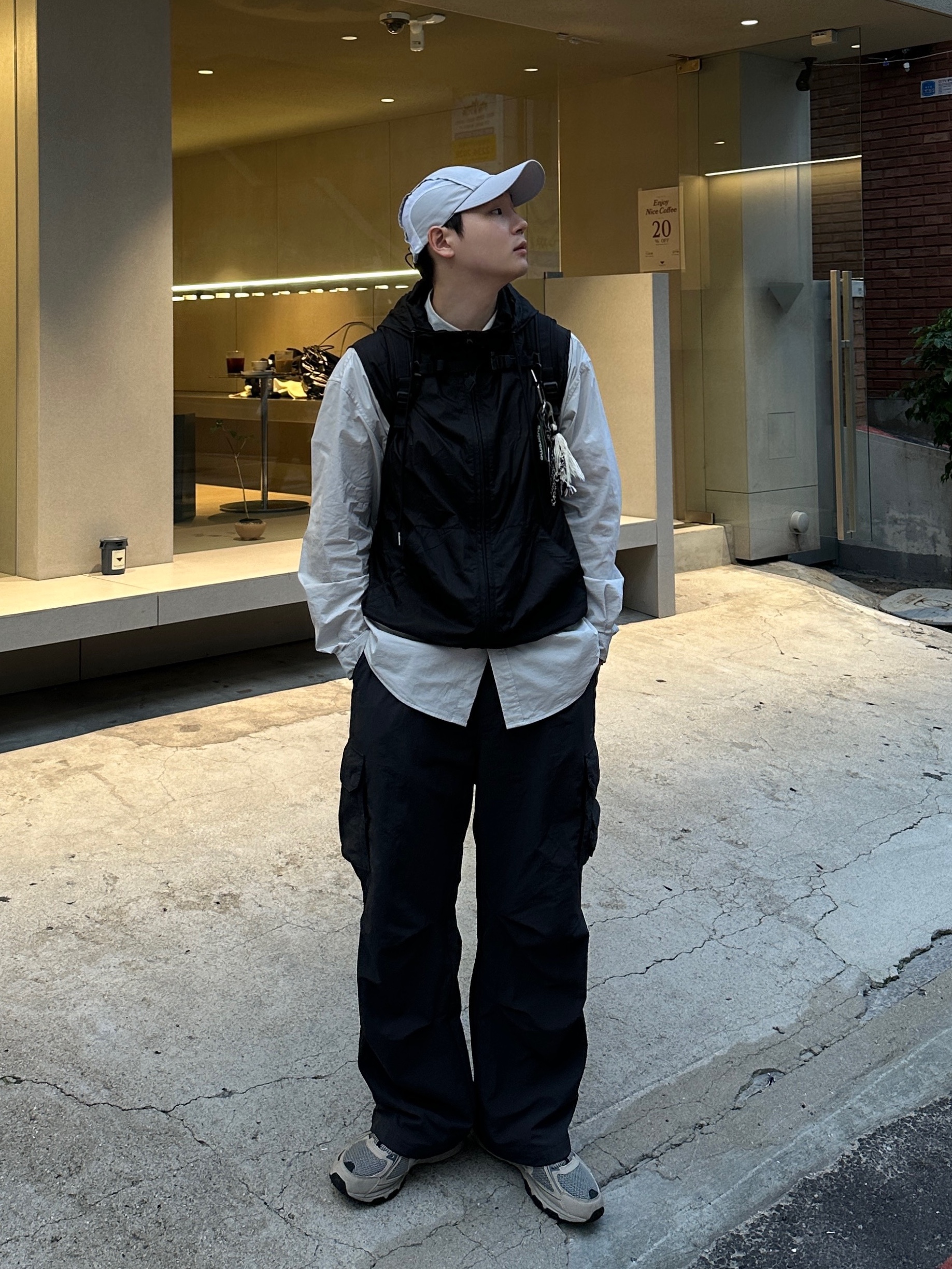 Supreme Webbing Keychain Green Camo - 23SS, Asics Gel-Venture 6 Feather Grey Black 착용 스타일 - 3