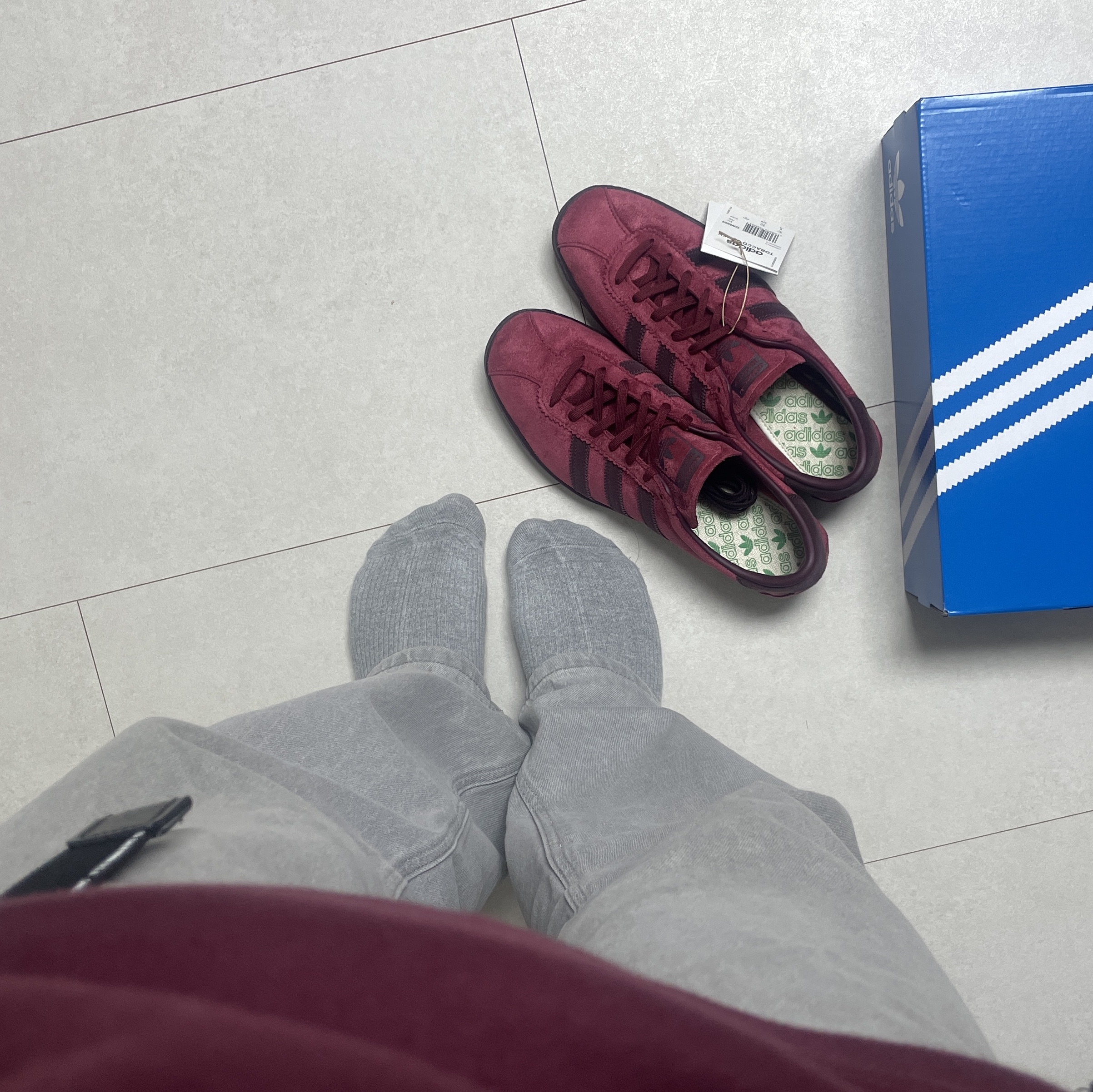 Adidas Tobacco Gruen Collegiate Burgundy, IAB Studio Long Sleeve Burgundy - The Hyundai Seoul Exclusive 착용 스타일