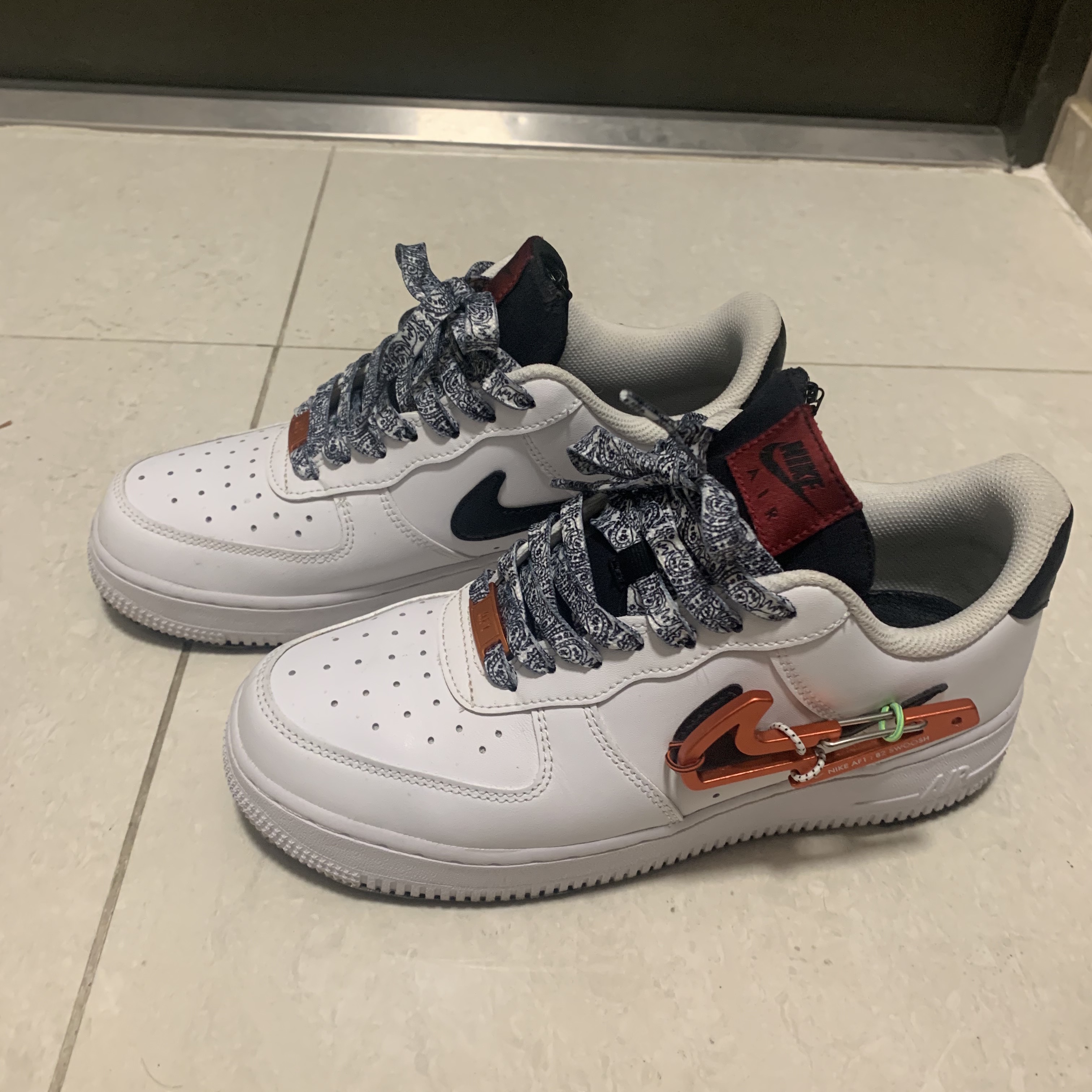 Nike Air Force 1 '07 PRM Carabiner Red 착용 스타일 - 3