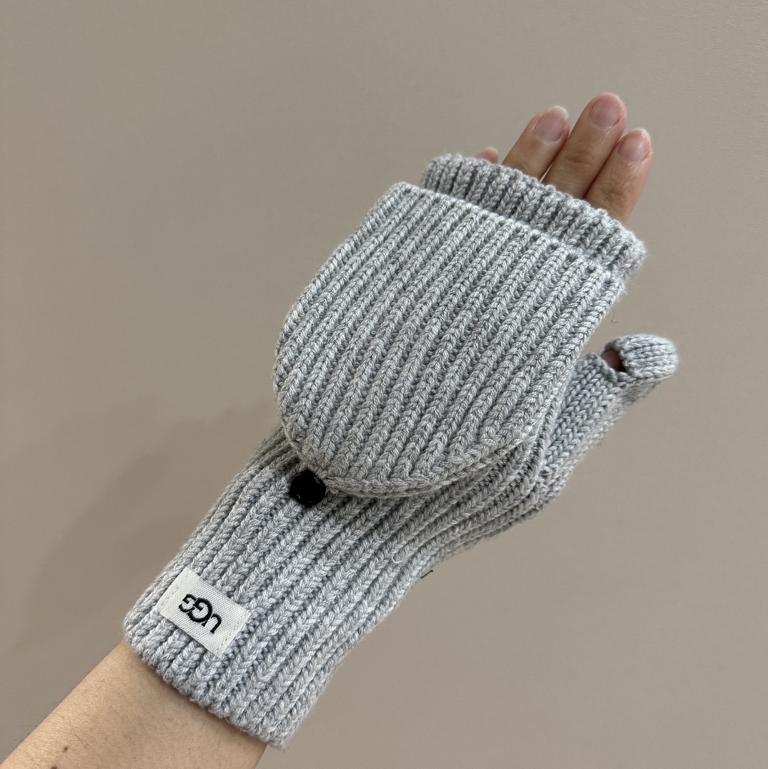 (W) UGG Cozy Knit Flip Mitten Grey Heather 착용 스타일