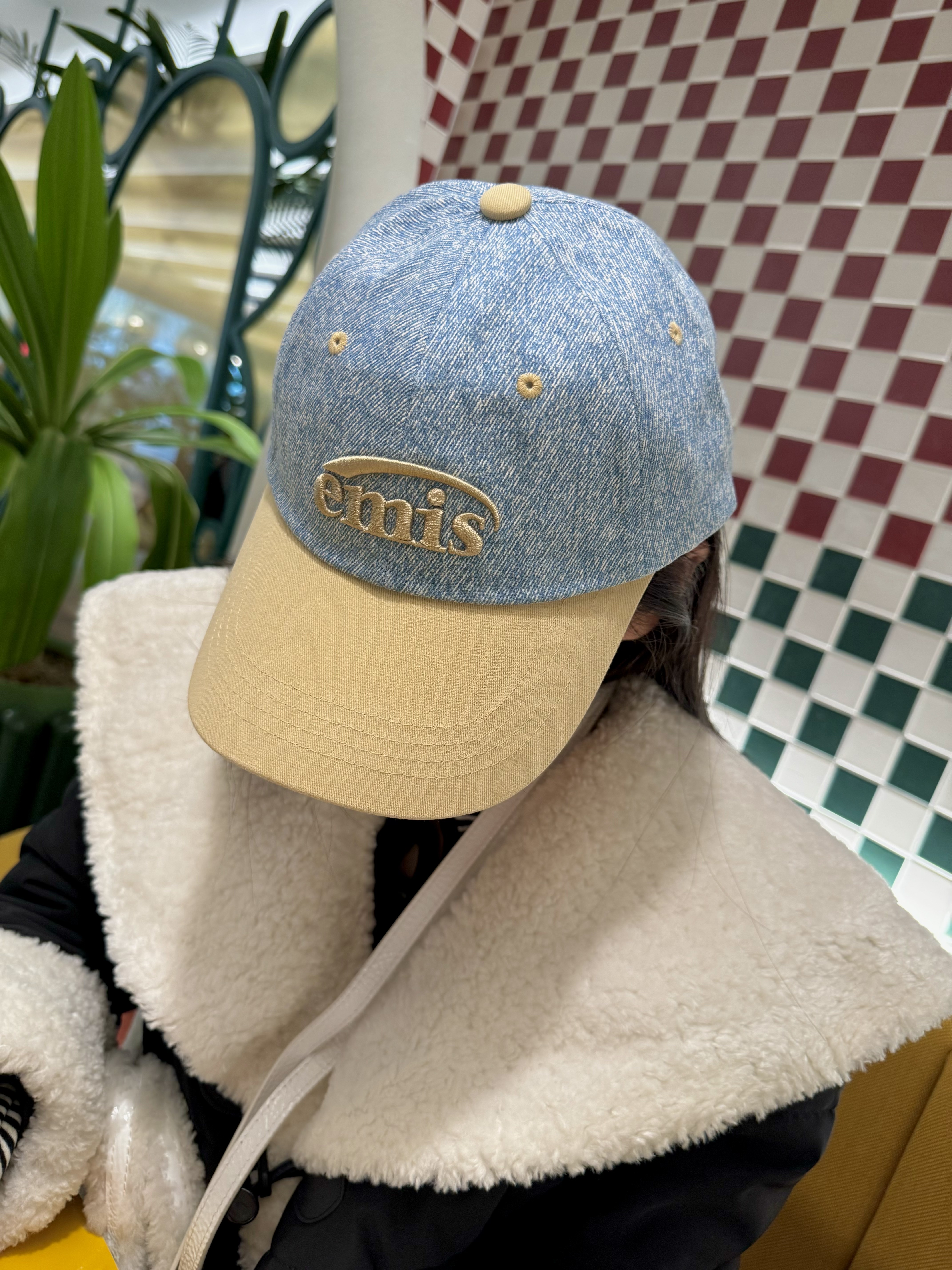 Emis New Logo Denim Ball Cap Light Blue Denim Beige 착용 스타일 - 3