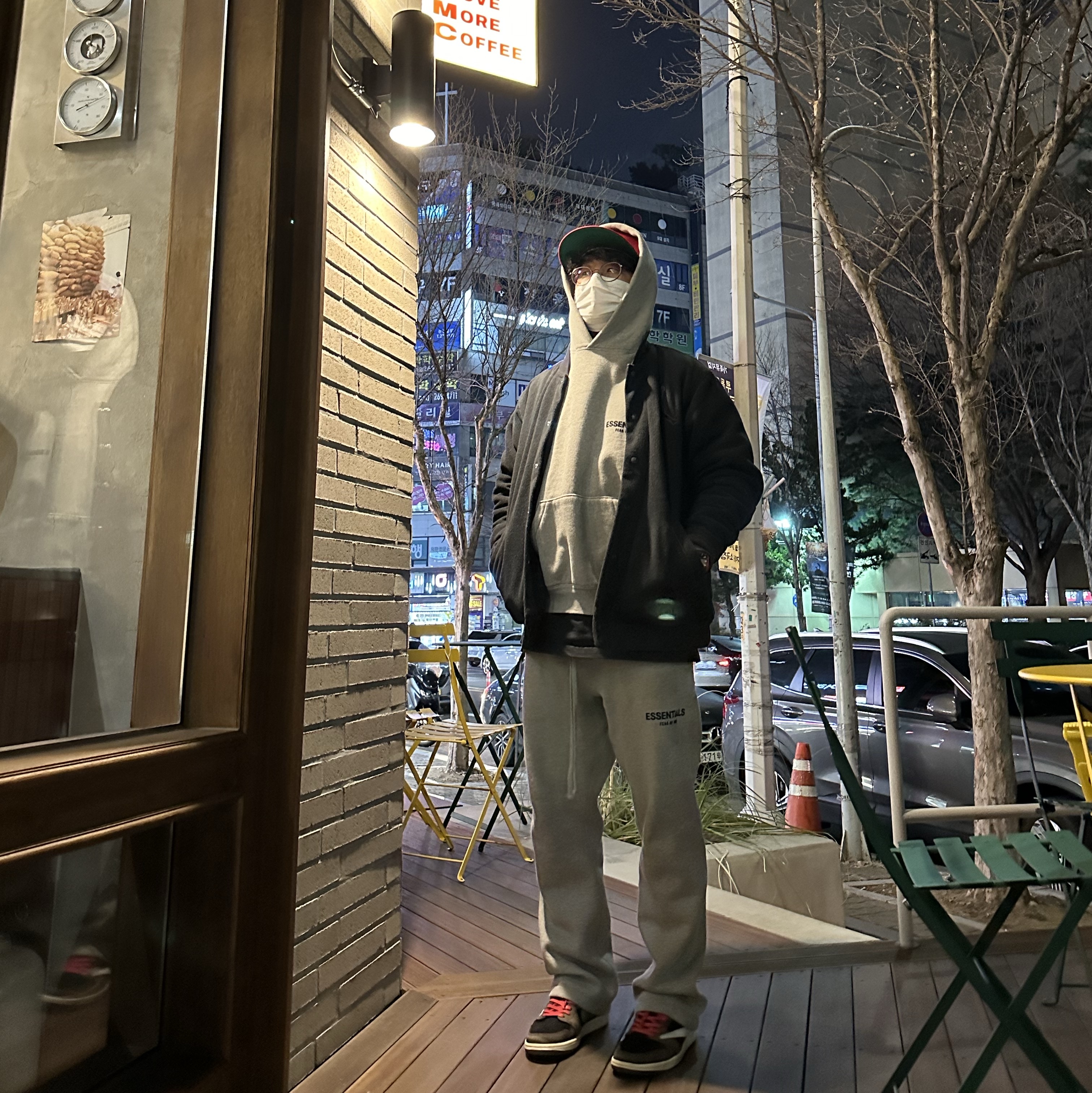 Essentials The Core Collection Hoodie Dark Oatmeal, Essentials The Core Collection Relaxed Sweatpants Dark Oatmeal 착용 스타일