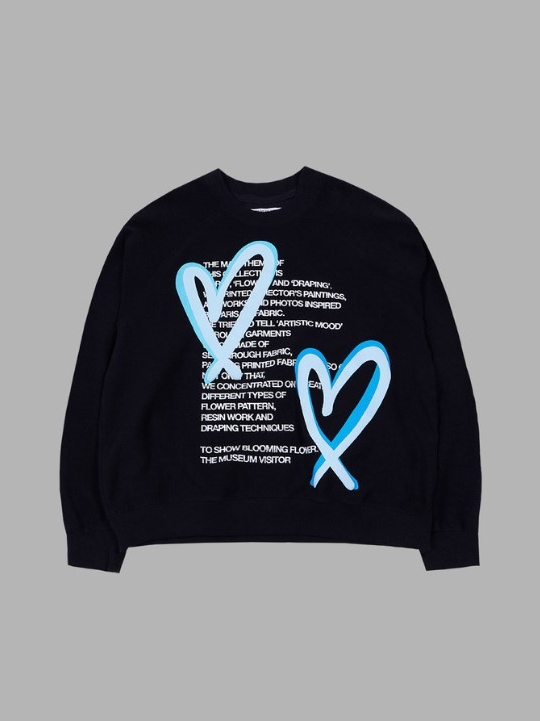 The Museum Visitor Heart Printed Inside-Out Sweatshirts Black 착용 스타일 - 3