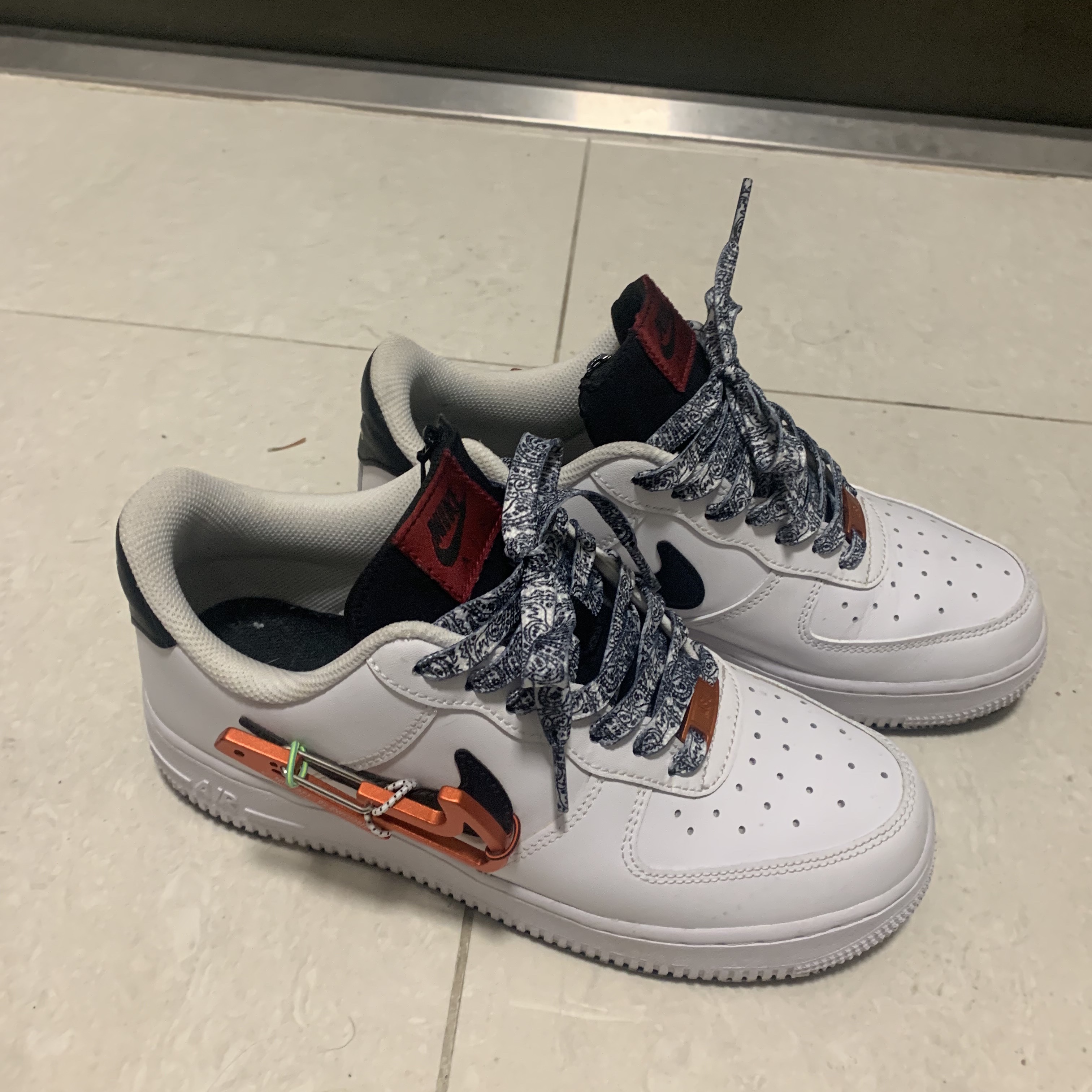 Nike Air Force 1 '07 PRM Carabiner Red 착용 스타일 - 2