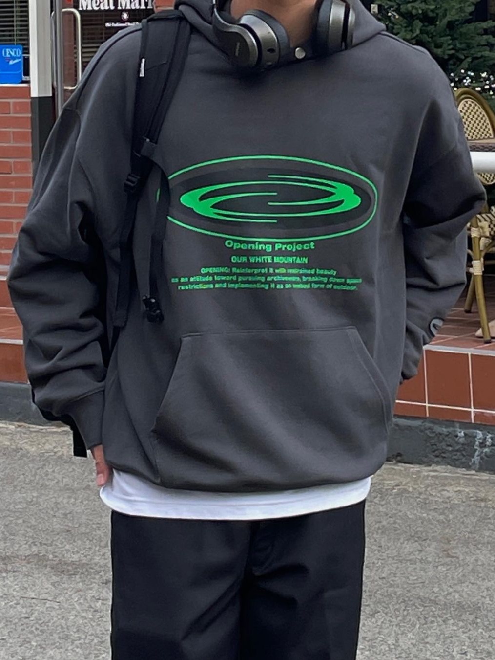 Opening Project Oval Logo Hoodie Charcoal 착용 스타일 - 6