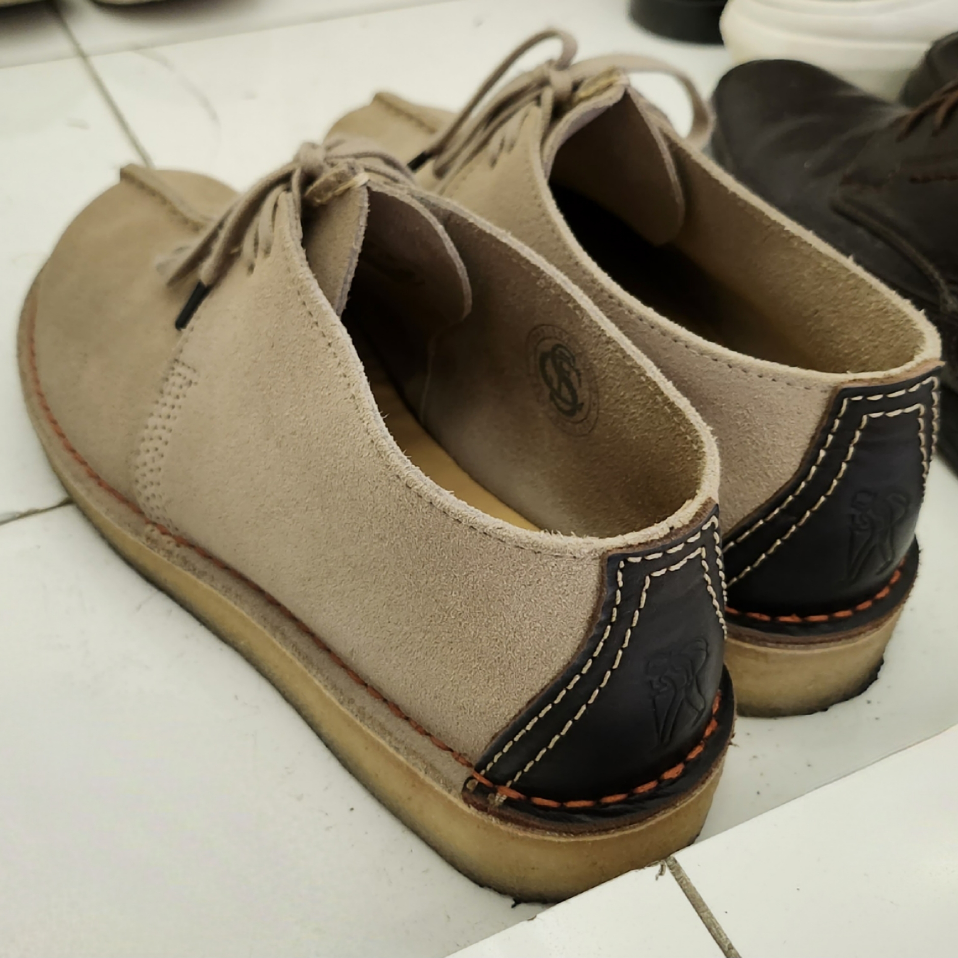 Clarks x Thisisneverthat Desert Boots Maple, Clarks Desert Trek Suede Sand 착용 스타일 - 3