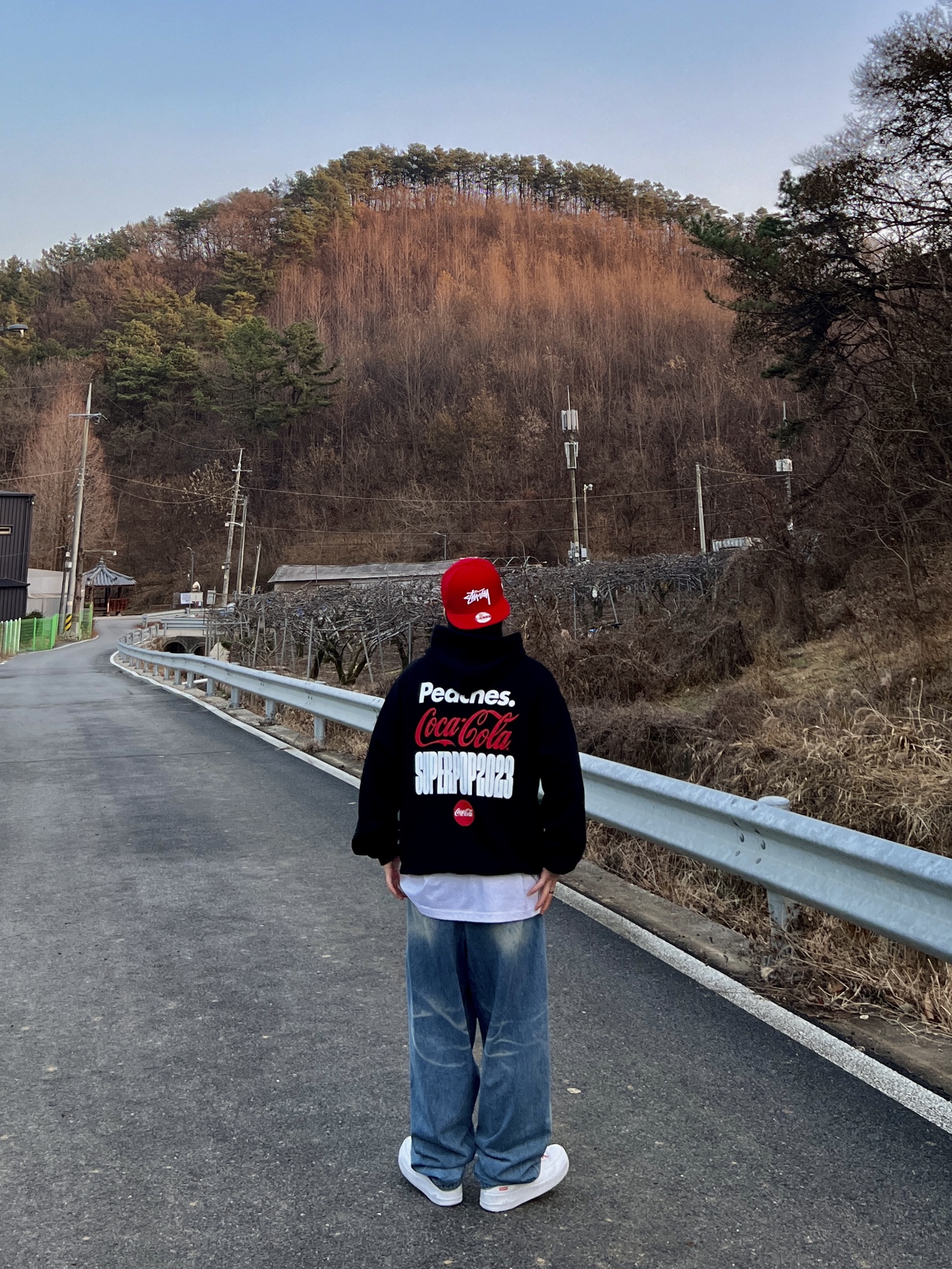 Nike x Supreme Air Force 1 Low White, Stussy Stock SU17 Snapback Black 착용 스타일