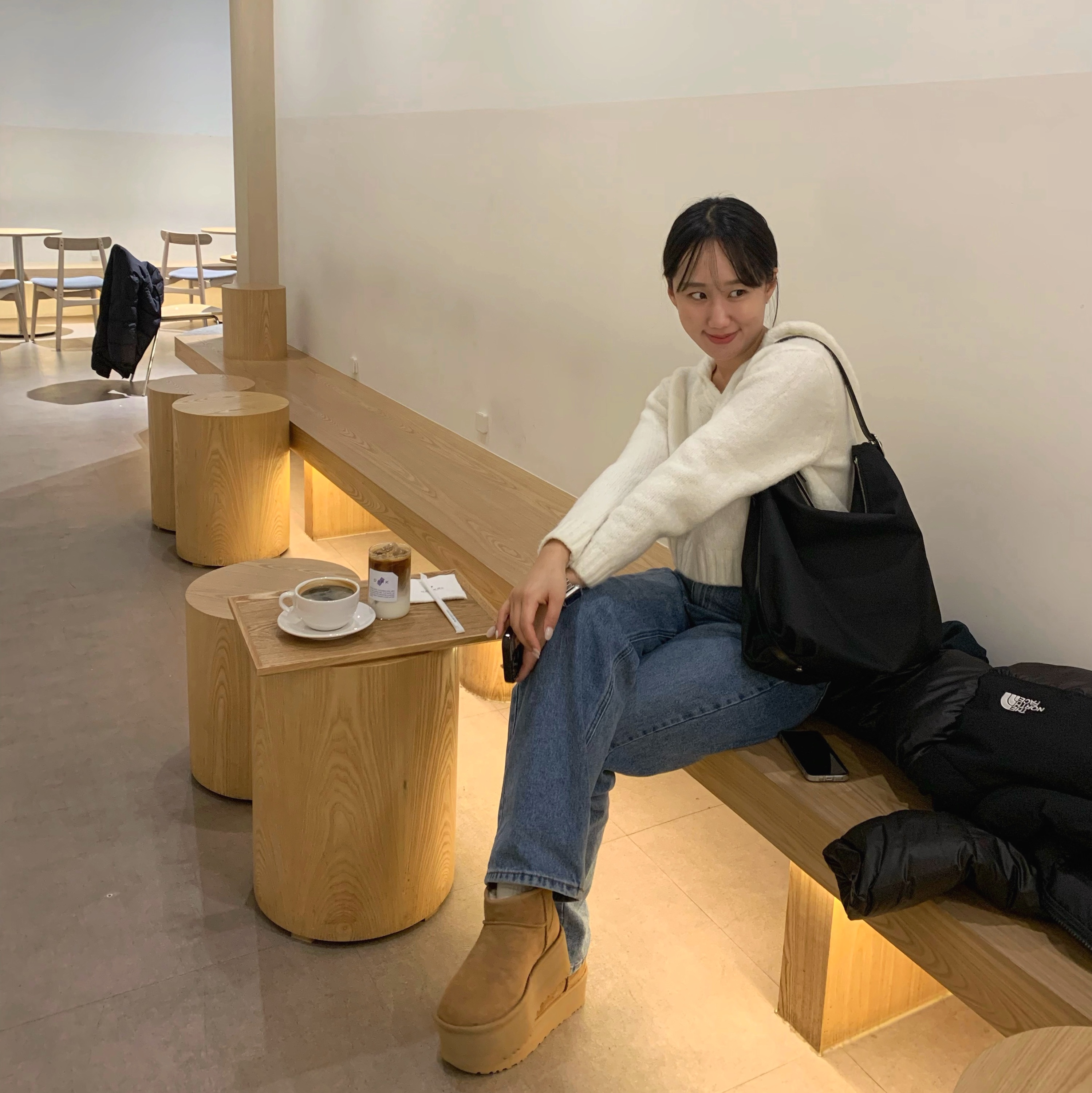 (W) UGG Classic Ultra Mini Platform Boots Chestnut 착용 스타일 - 2