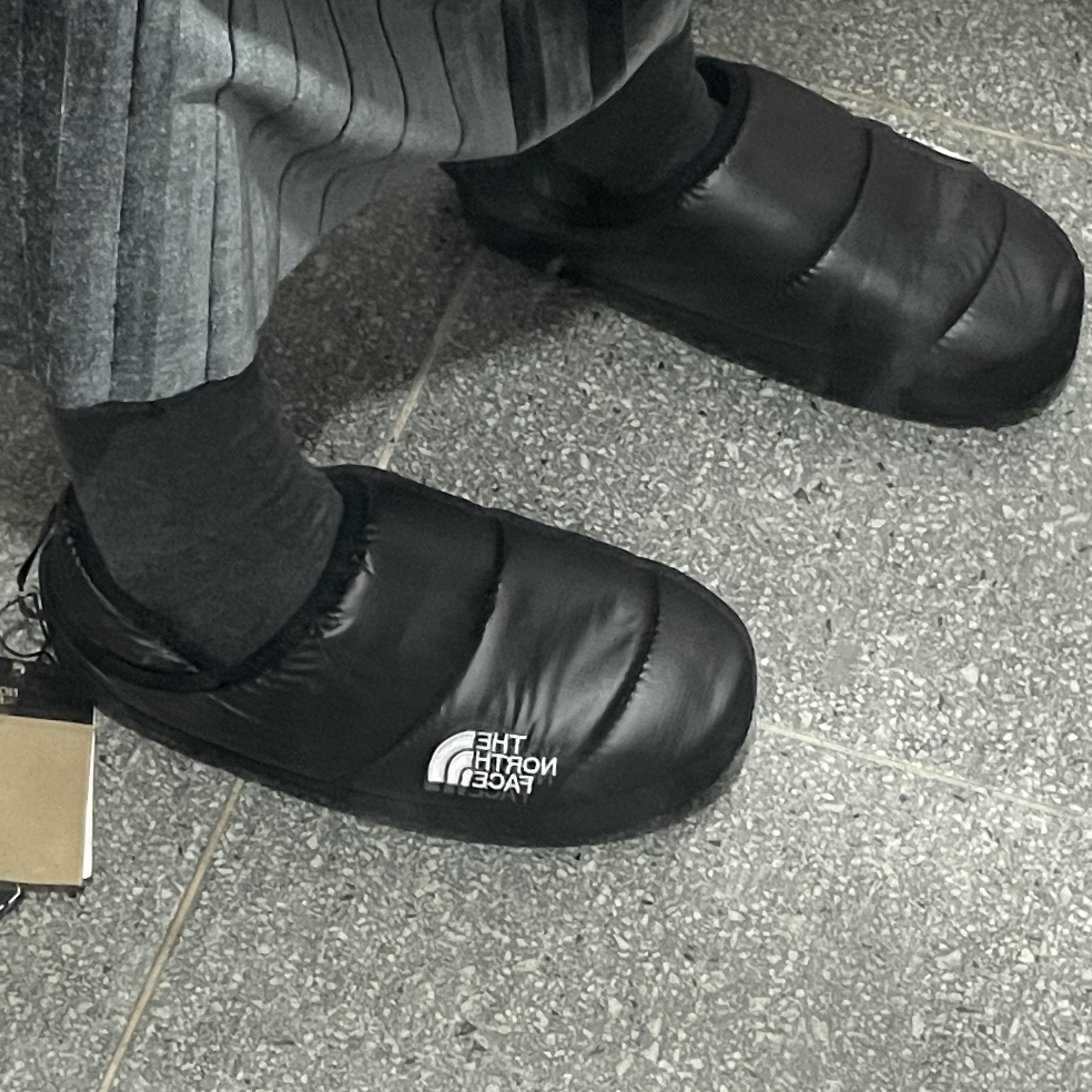 The North Face Nuptse Mule Black 착용 스타일