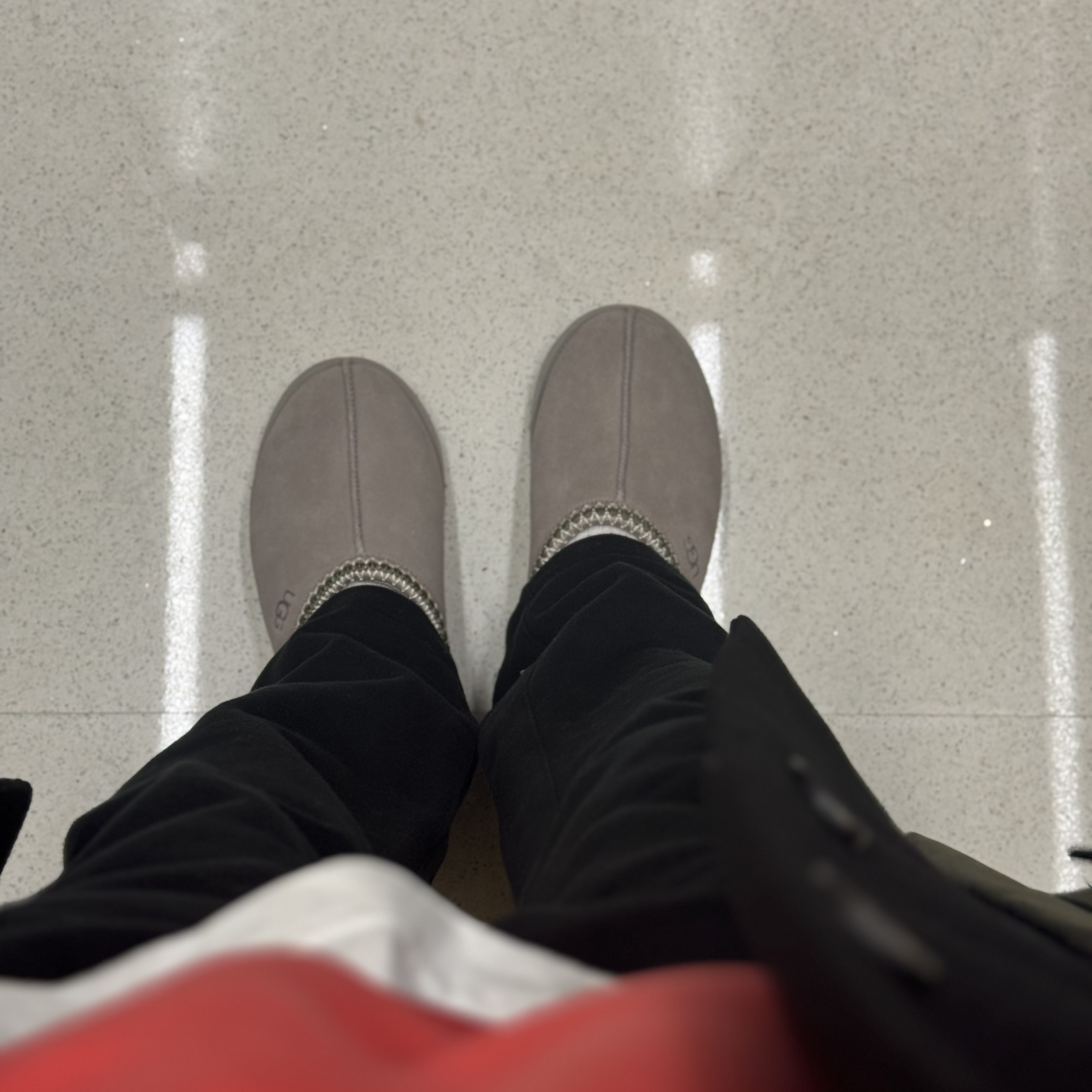 UGG Tasman Slipper Oyster, Essentials The Core Collection Relaxed Sweatpants Stretch Limo 착용 스타일 - 1