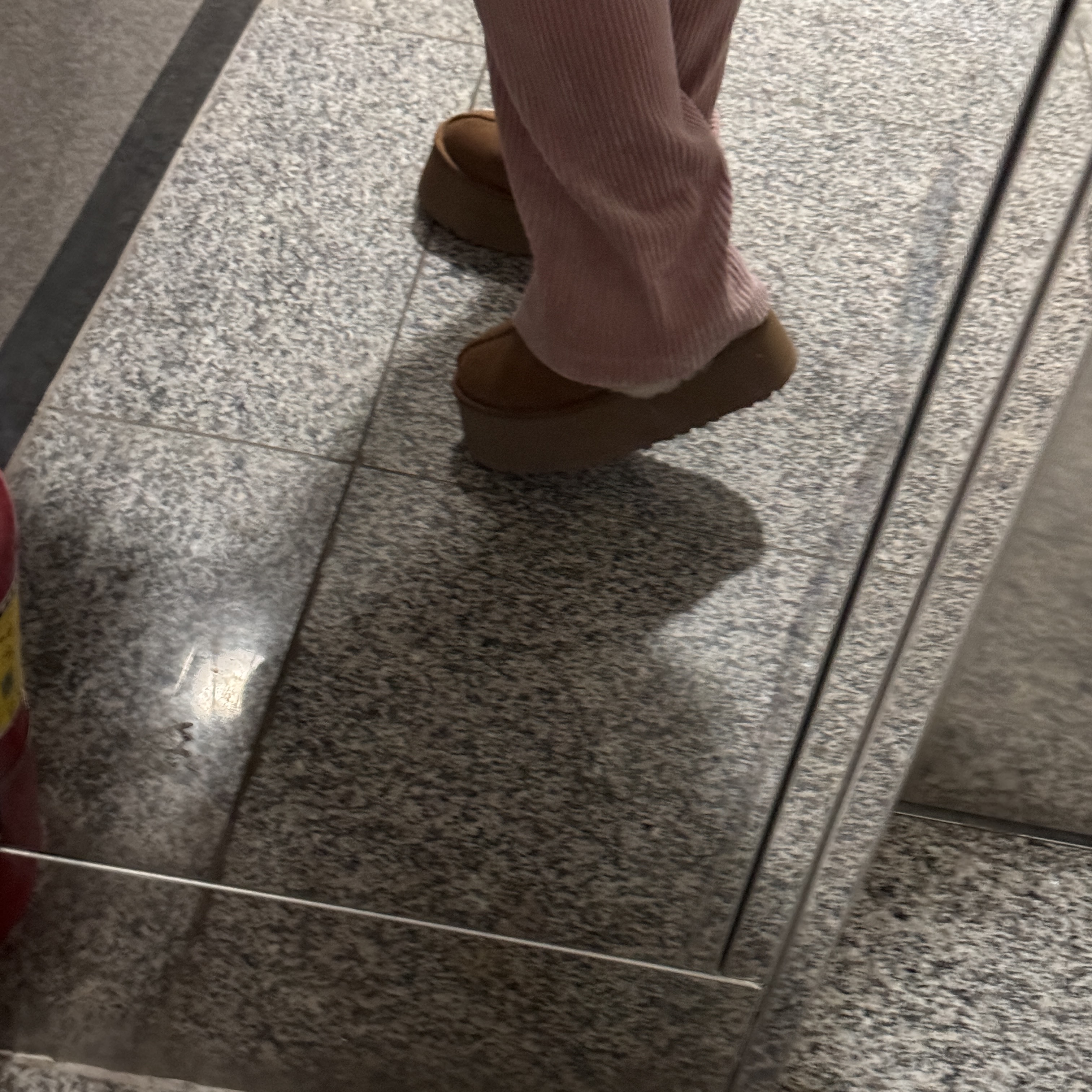 (W) UGG Funkette Slides Chestnut 착용 스타일 - 1