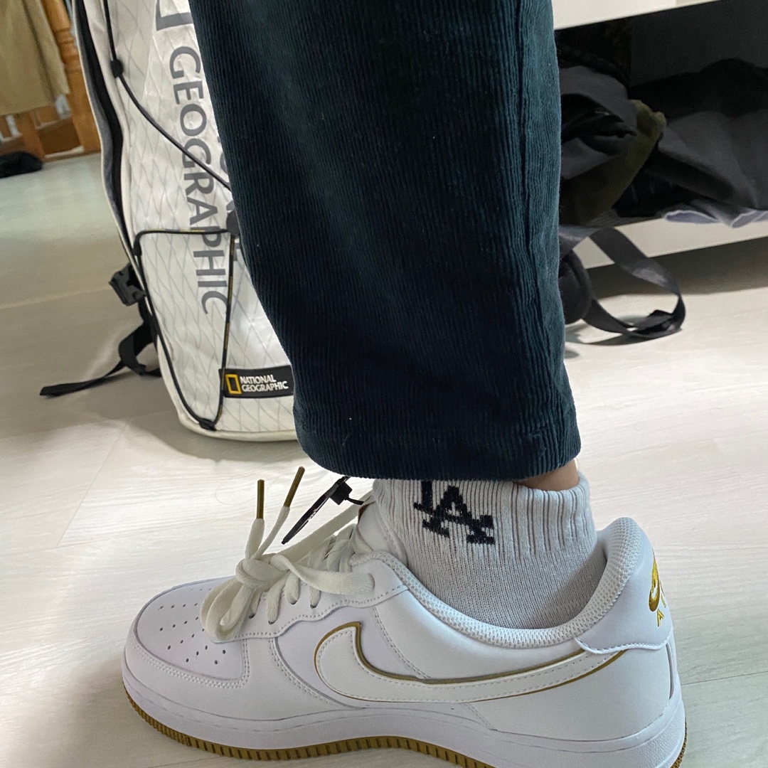 Nike Air Force 1 '07 White Bronzine 착용 스타일