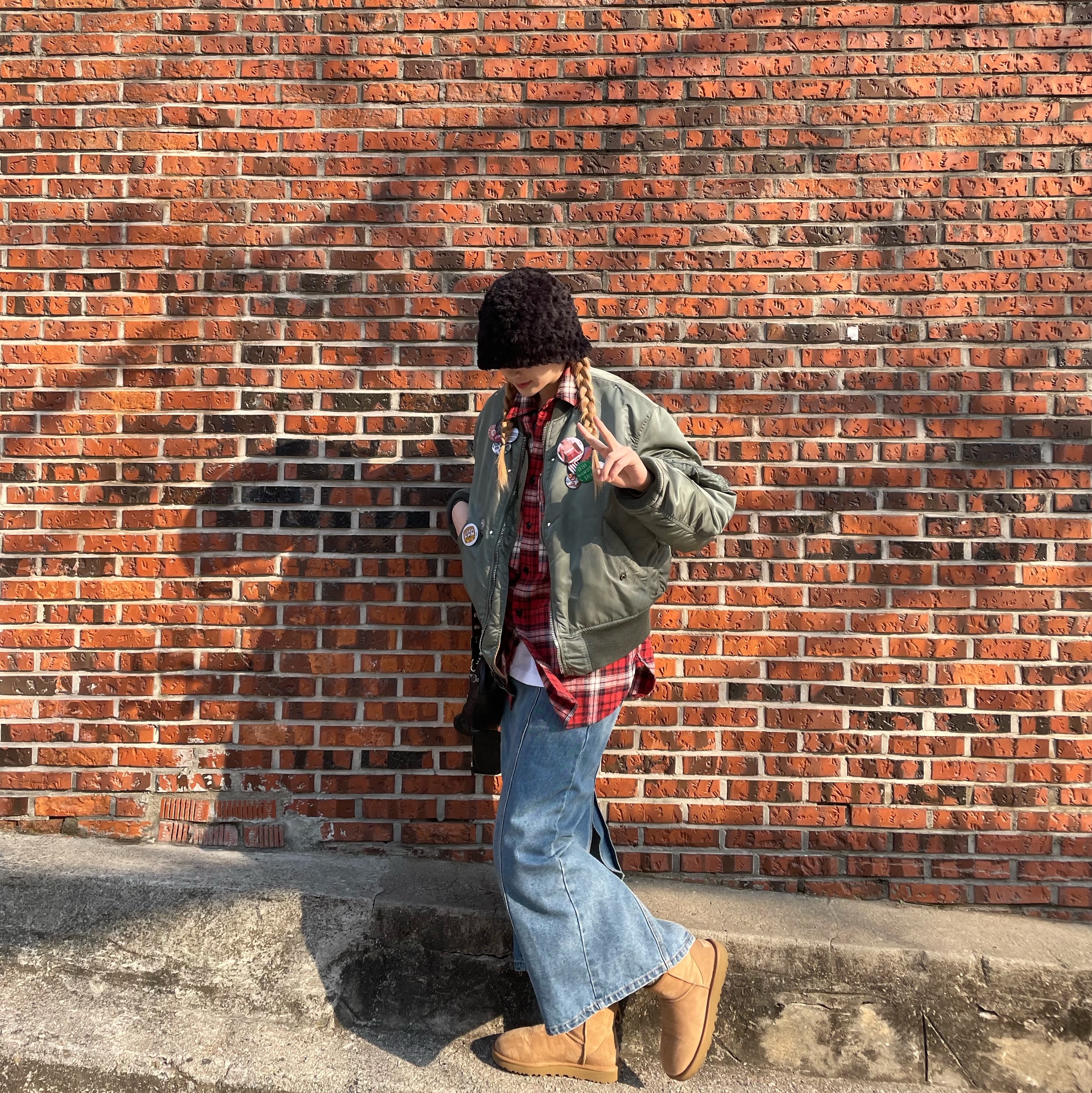 (W) UGG Classic Mini II Boots Chestnut 착용 스타일 - 1