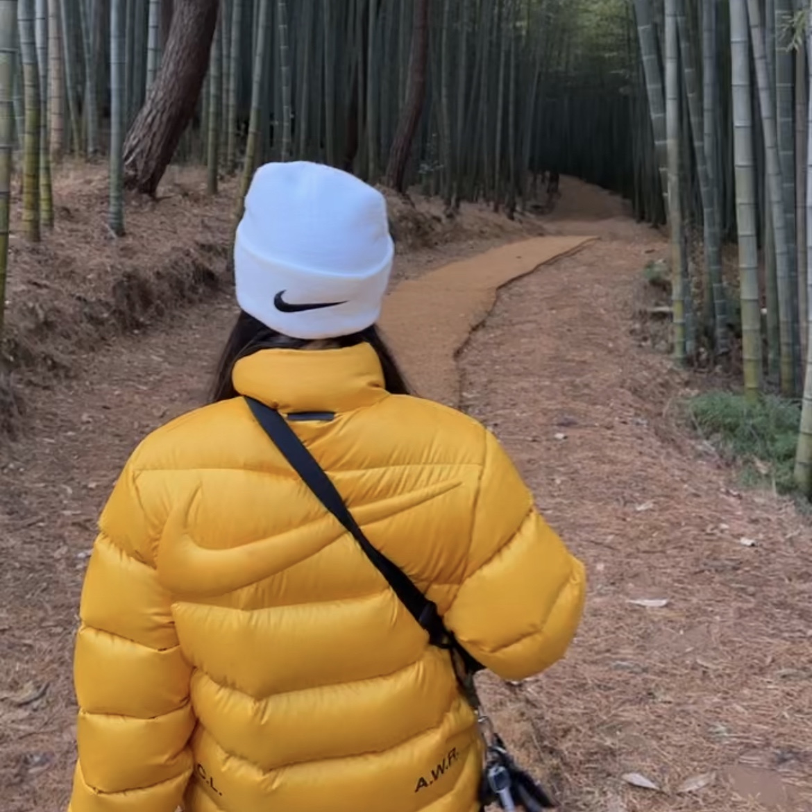 Nike x Stussy Cuff Beanie White, Nike x Drake Nocta Puffer Jacket University Gold - Asia 착용 스타일 - 2