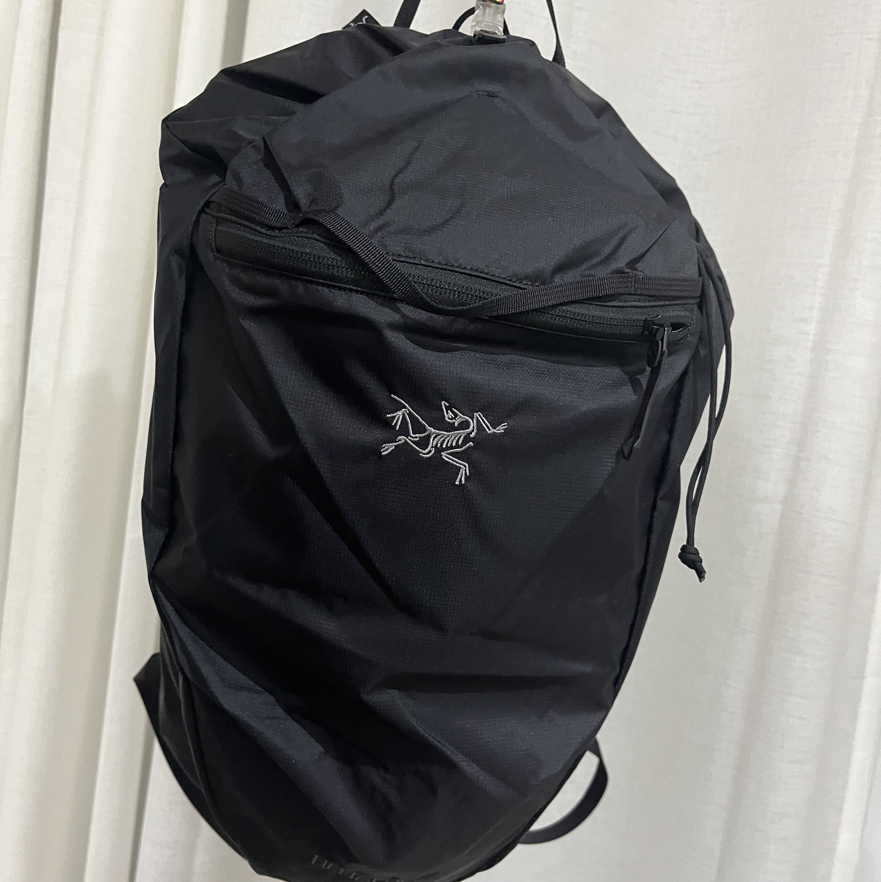 Arc'teryx Heliad 10 Backpack Black 착용 스타일 - 1