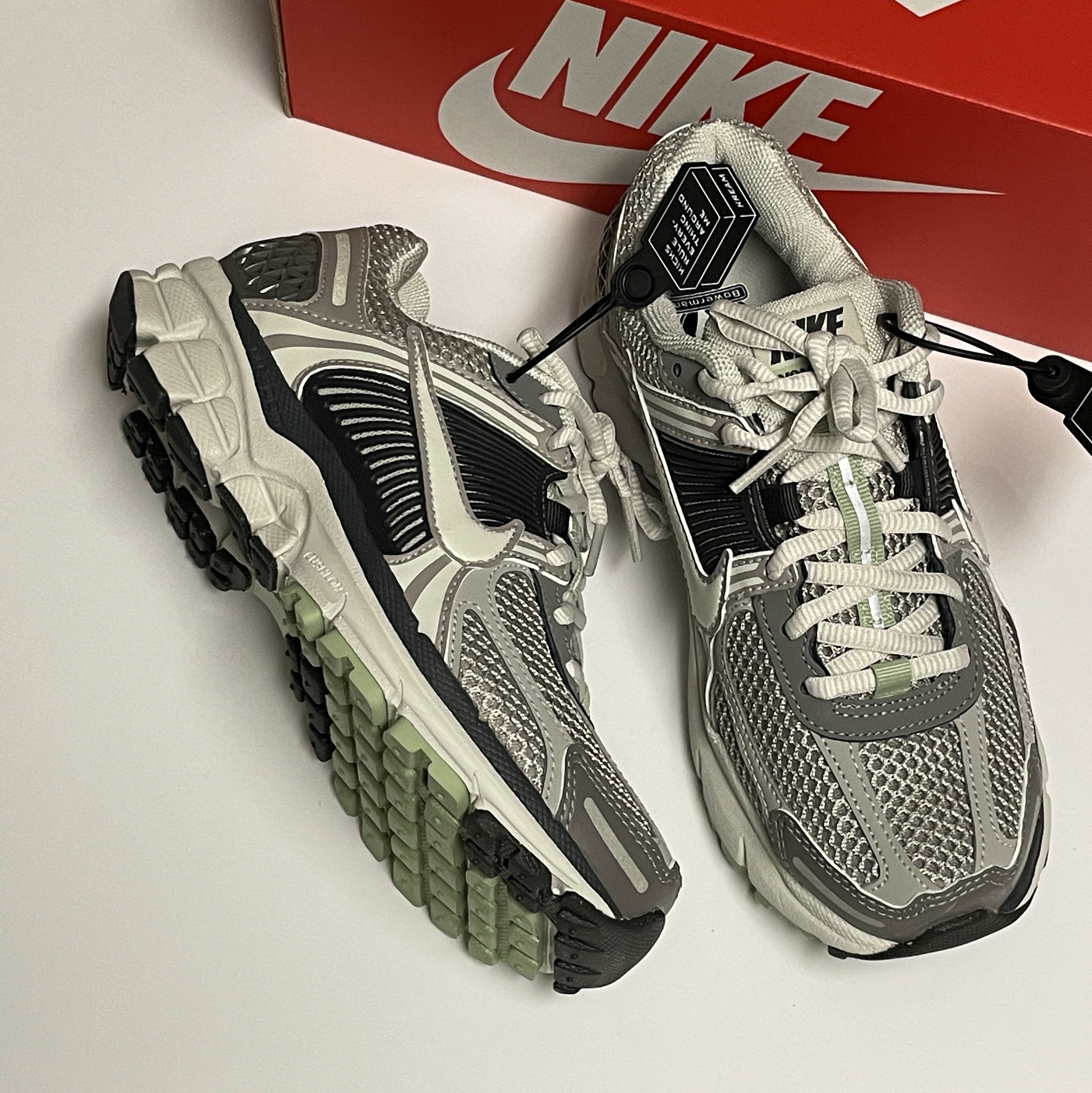 (W) Nike Zoom Vomero 5 Cobblestone and Flat Pewter 착용 스타일 - 1