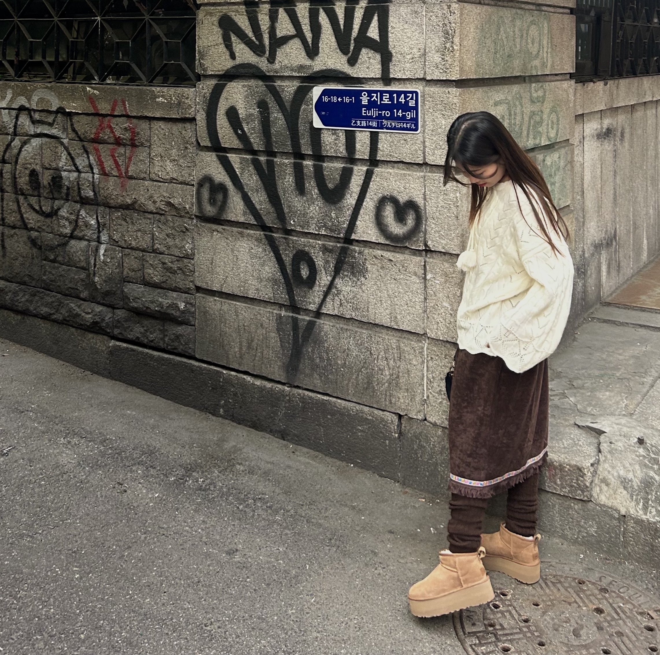 (W) UGG Classic Ultra Mini Platform Boots Chestnut 착용 스타일 - 1