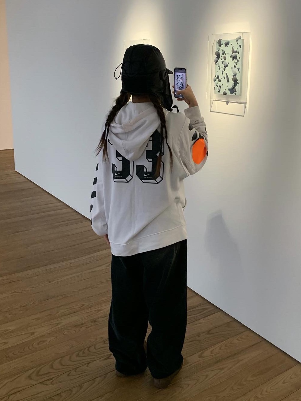 (W) Nike Air Force 1 '07 Cacao Wow, Nike x Off-White Pullover Hoodie White Total Orange 착용 스타일 - 3