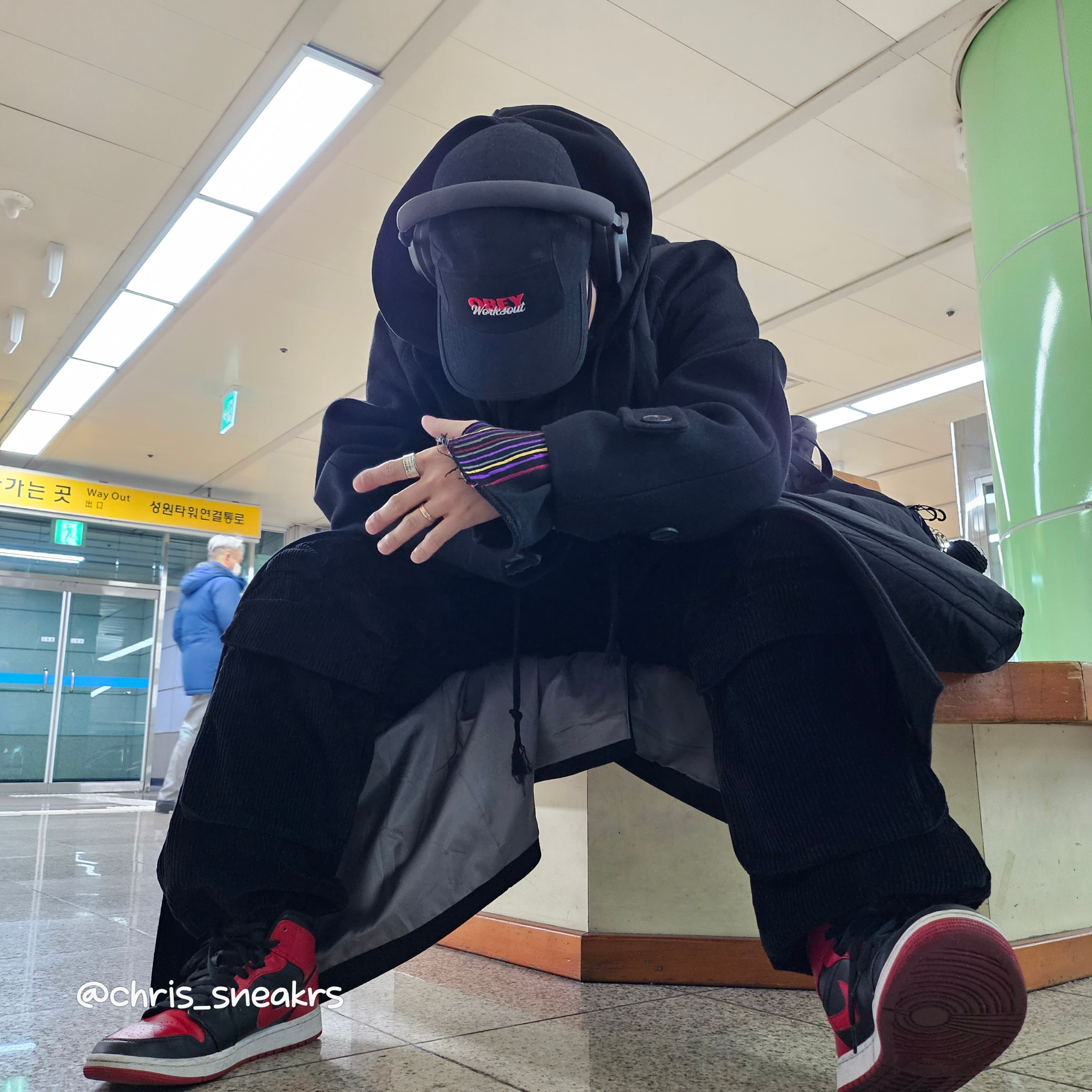 Jordan 1 Mid Bred Banned 2020, Undermycar Legion.02 Balmacaan Oversized Wool Coat Black 착용 스타일 - 1