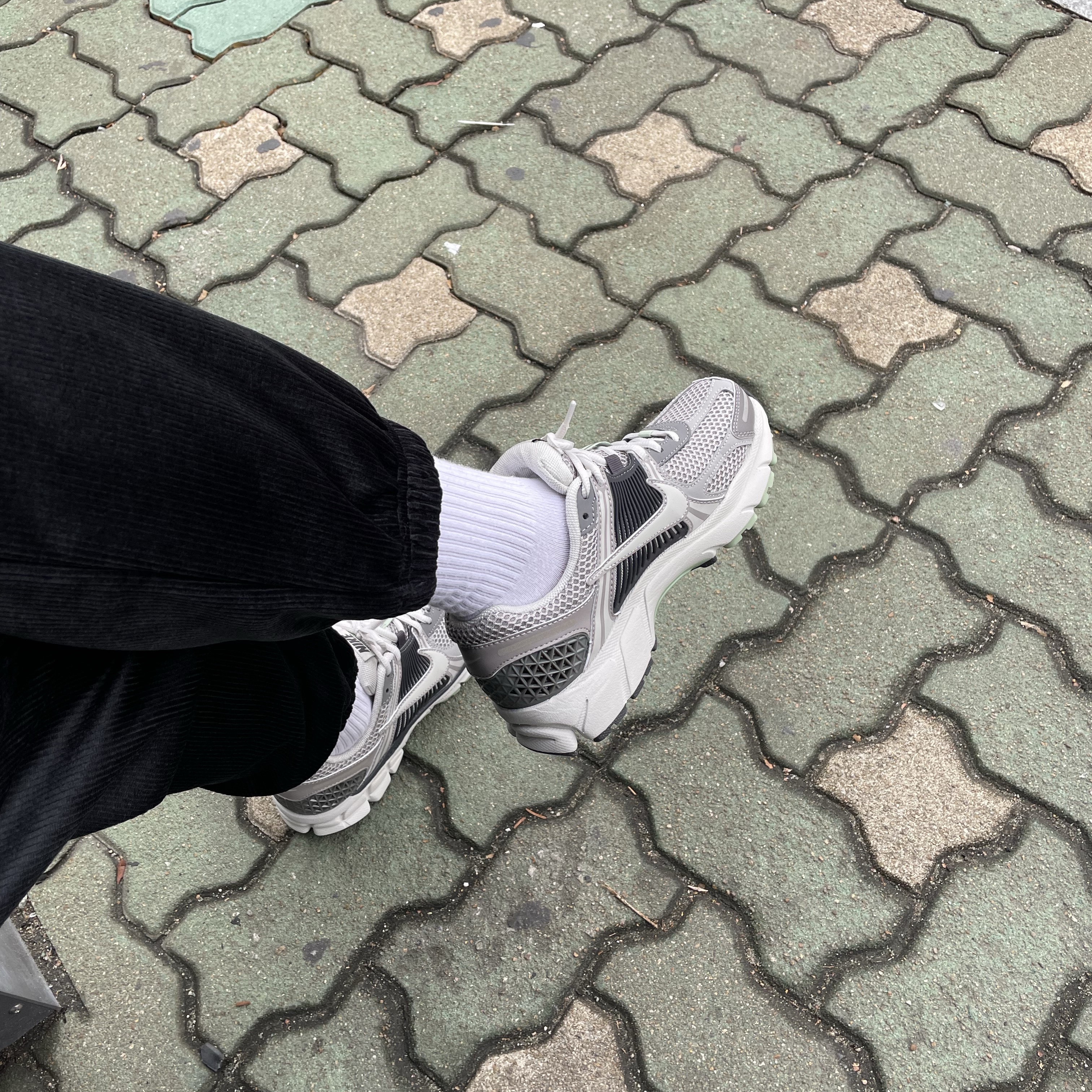 (W) Nike Zoom Vomero 5 Cobblestone and Flat Pewter 착용 스타일