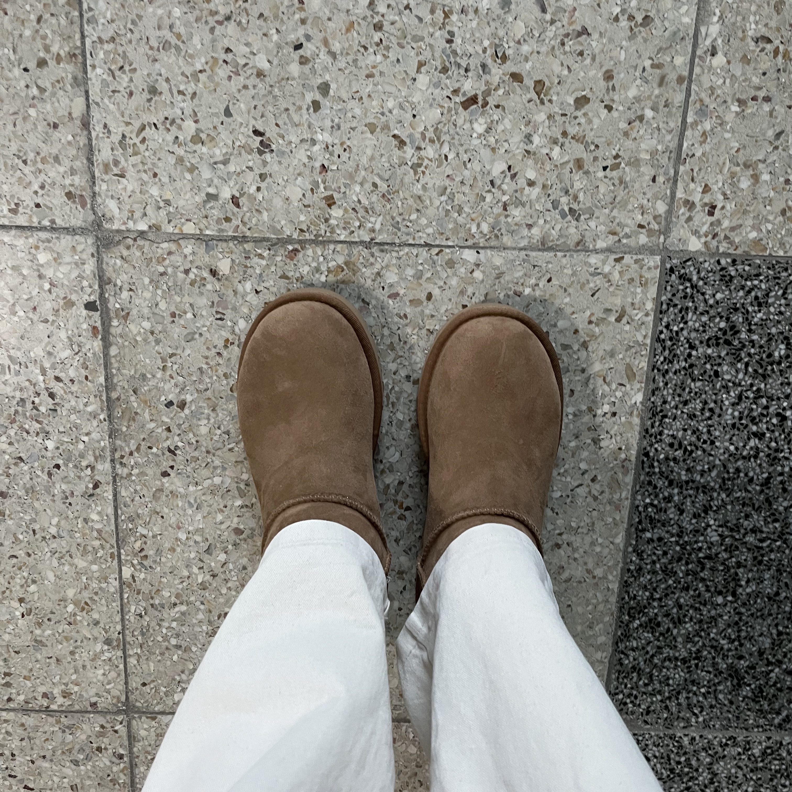 (W) UGG Classic Ultra Mini Boots Chestnut 착용 스타일