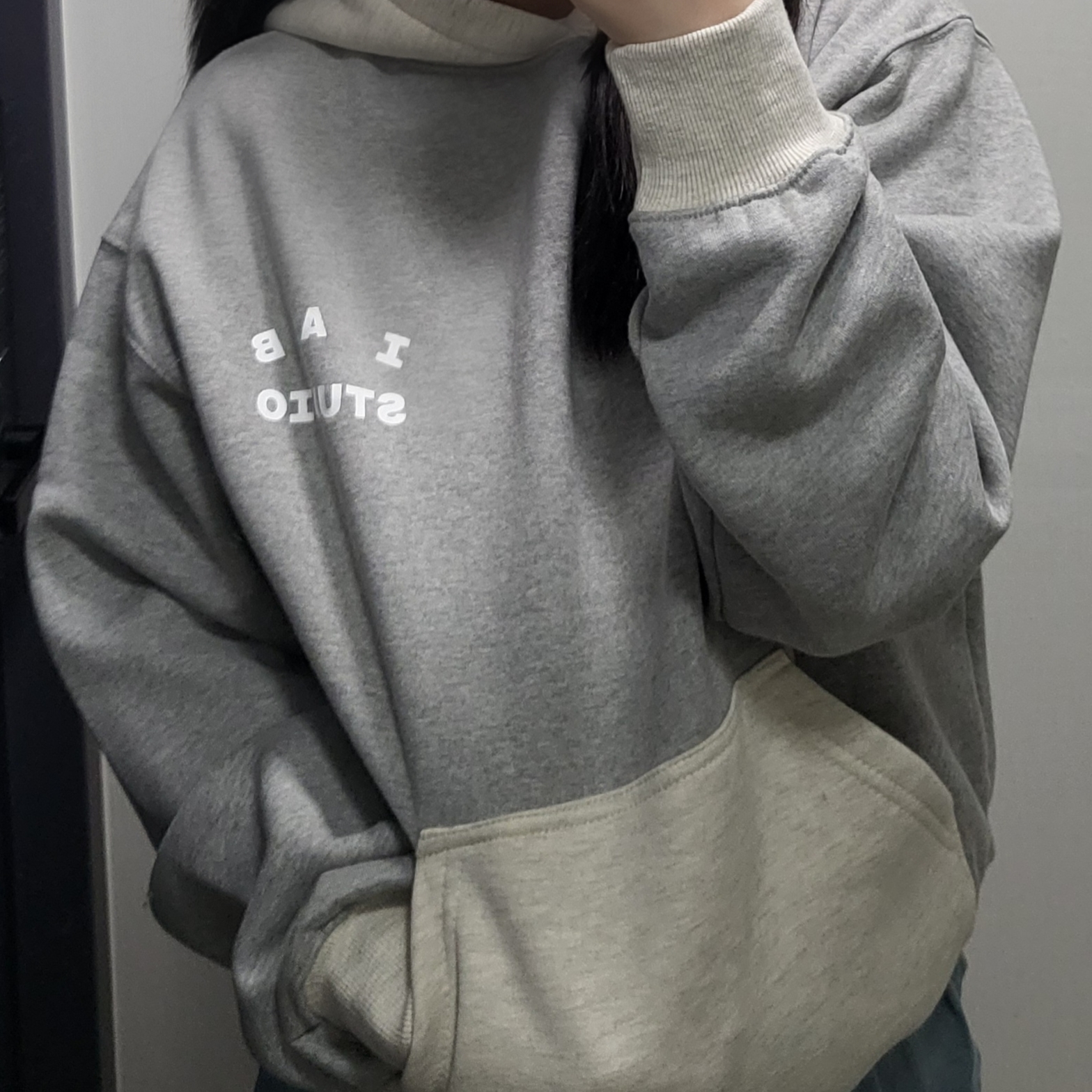 IAB Studio Hoodie Dual Gray 착용 스타일 - 2