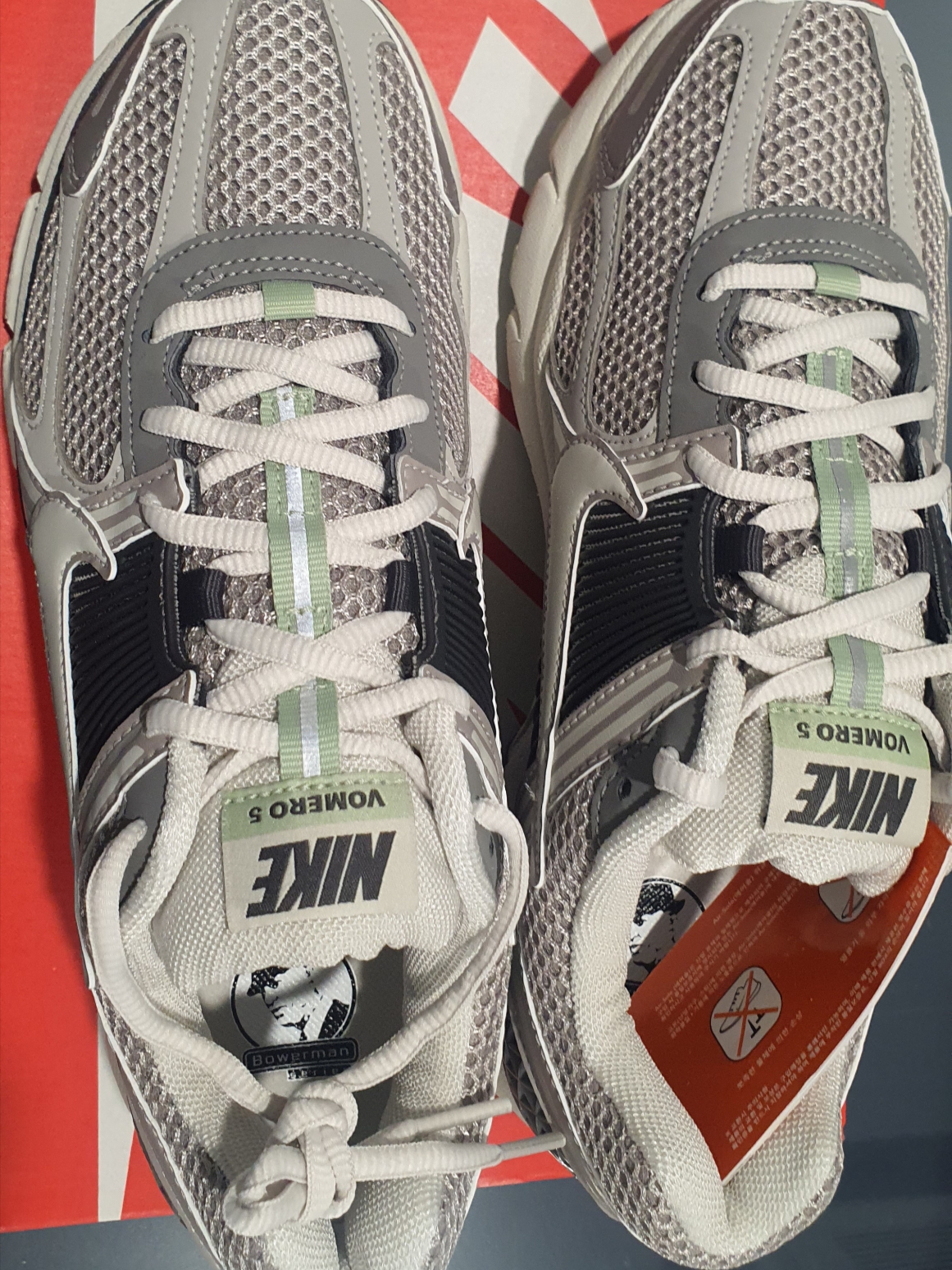(W) Nike Zoom Vomero 5 Cobblestone and Flat Pewter 착용 스타일 - 1