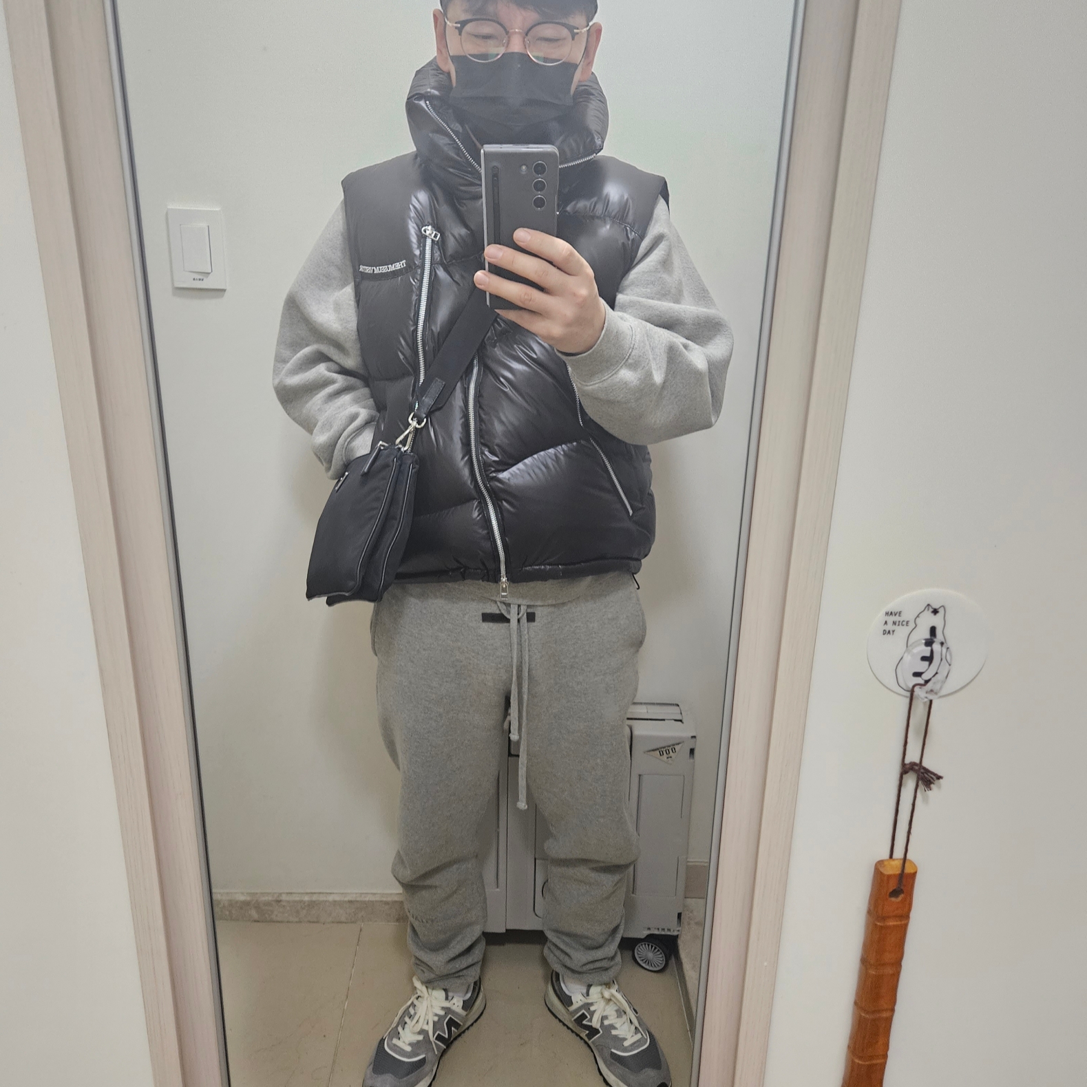 Prada Re-Nylon and Saffiano Leather Shoulder Bag Black, Essentials Sweatpants Heather Oatmeal - 21SS 착용 스타일 - 3