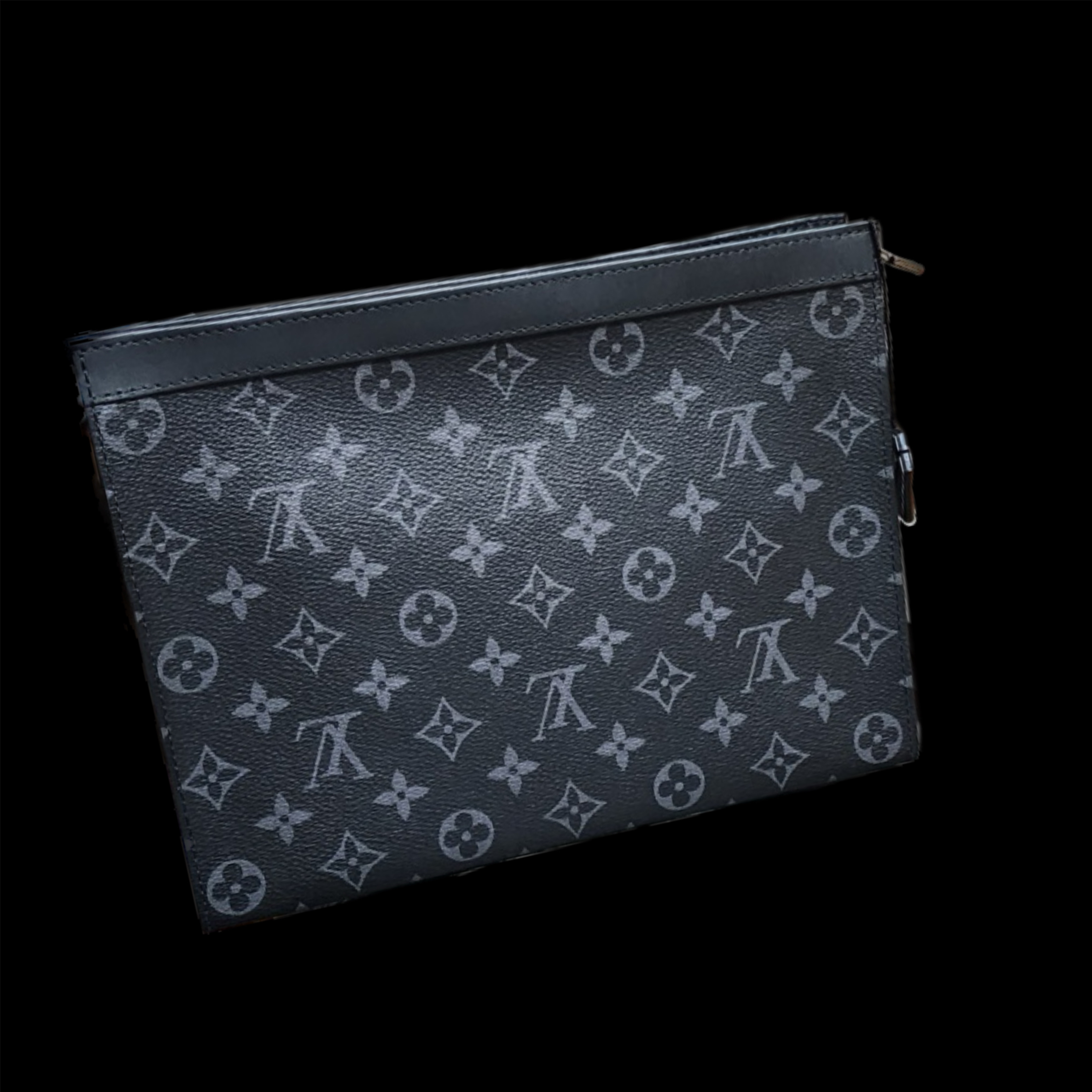 Louis Vuitton Pochette Voyage MM Monogram Eclipse 착용 스타일
