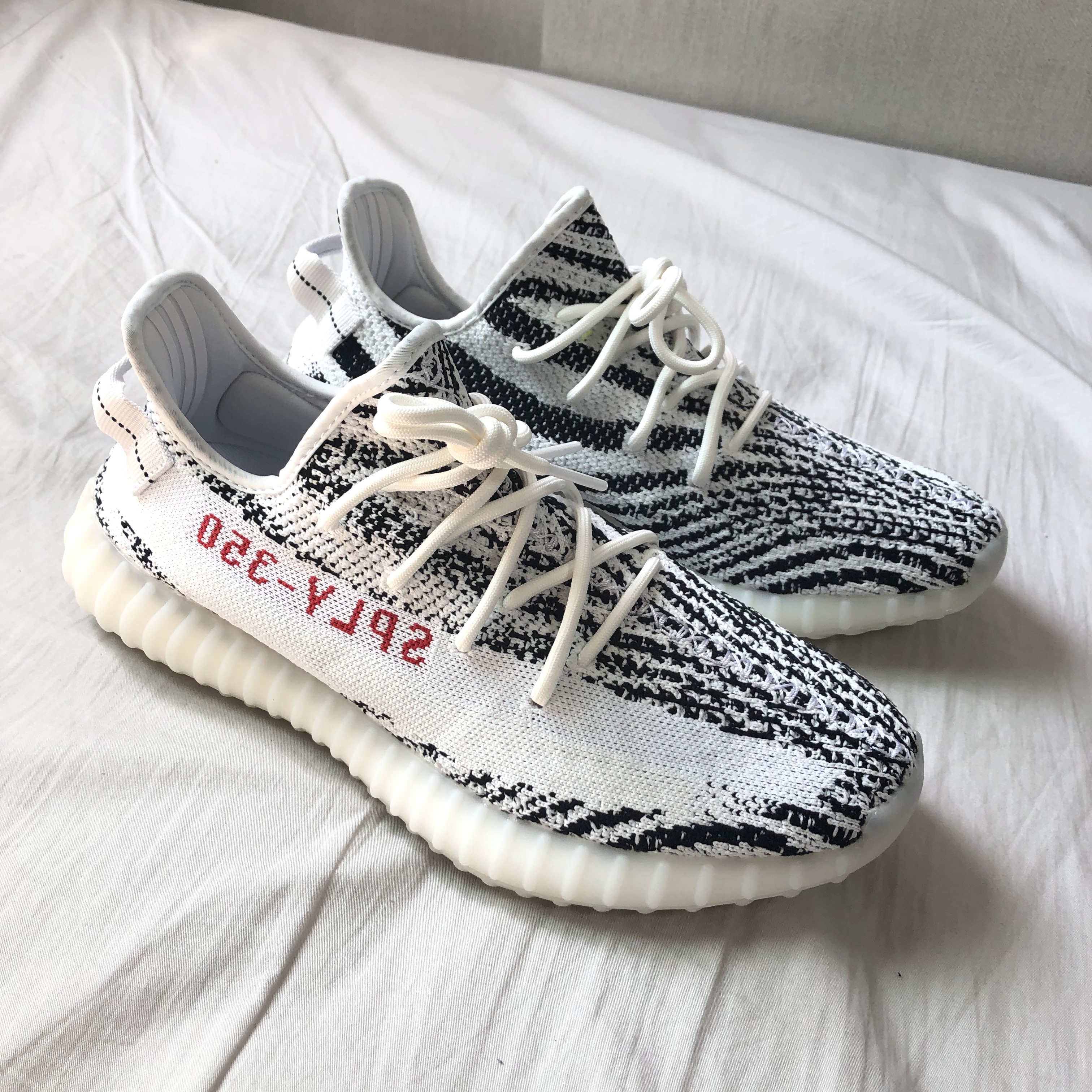 Adidas Yeezy Boost 350 V2 Zebra 2017/2019/2020 착용 스타일