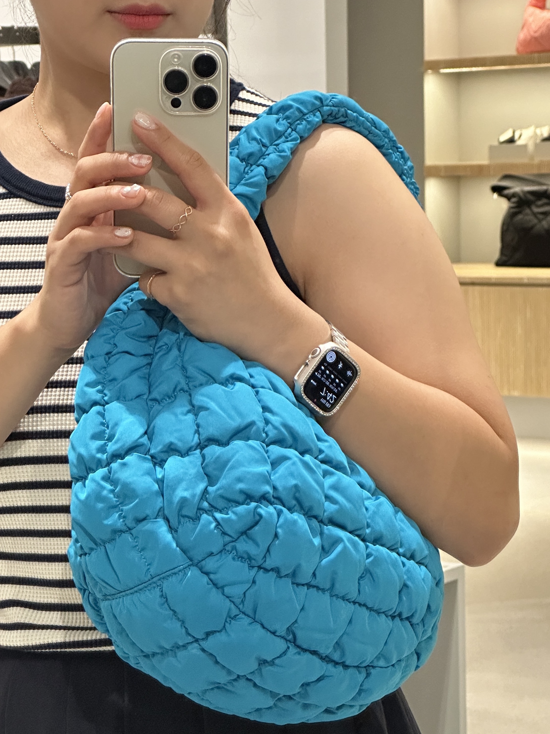 COS Quilted Mini Bag Bright Turquoise 착용 스타일 - 1