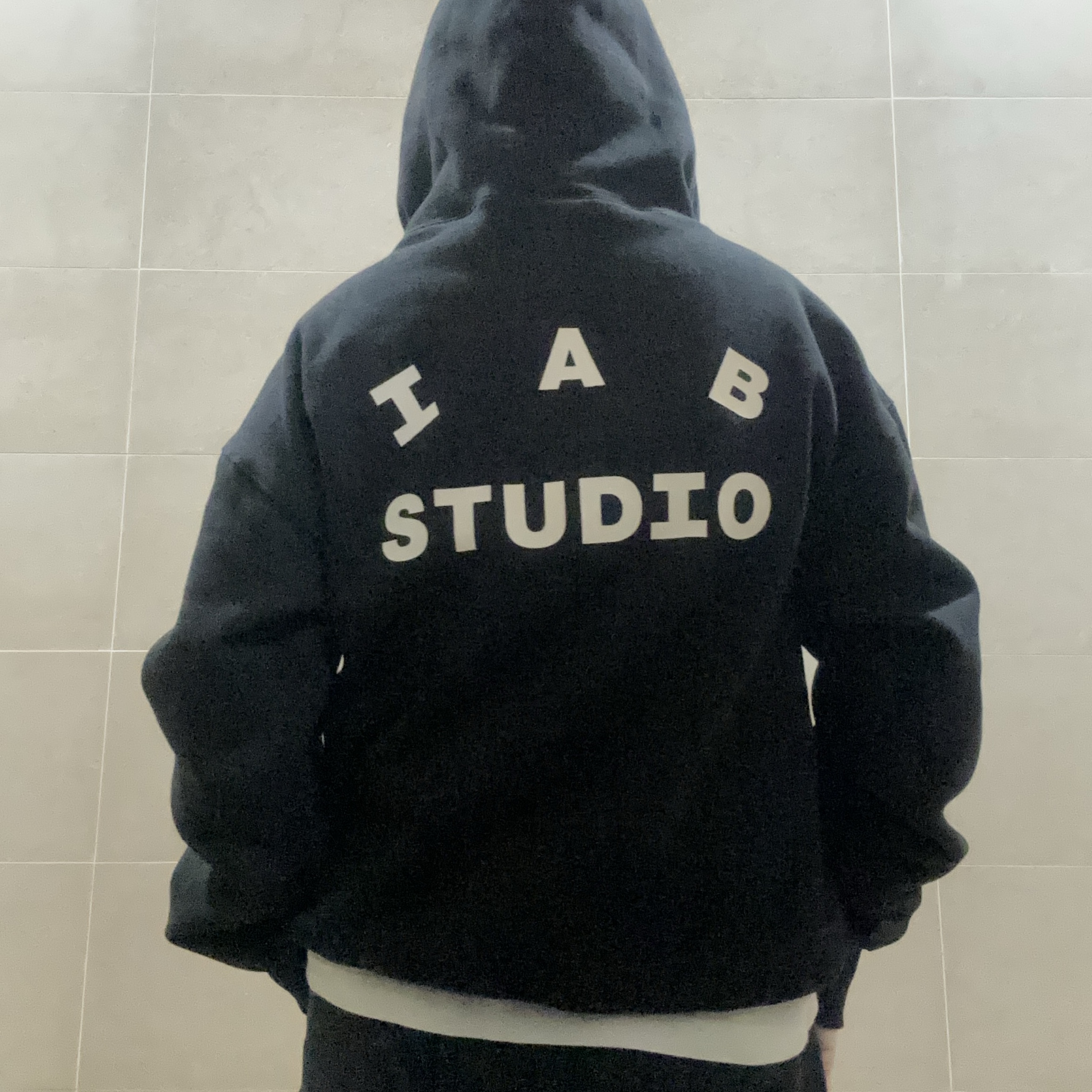 IAB Studio Hoodie Black White 착용 스타일