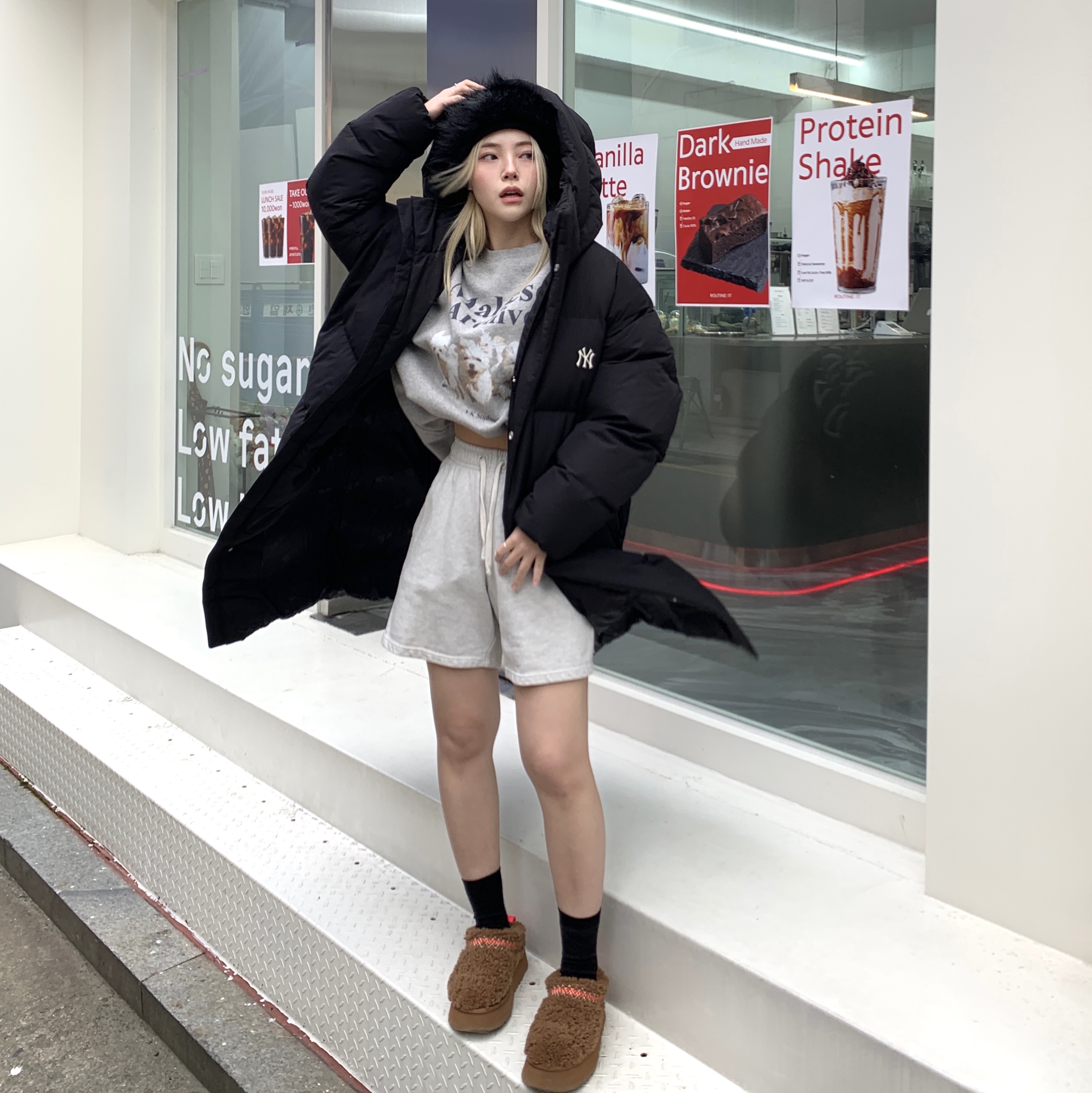 (W) UGG Tazz Slipper Chestnut 착용 스타일 - 1