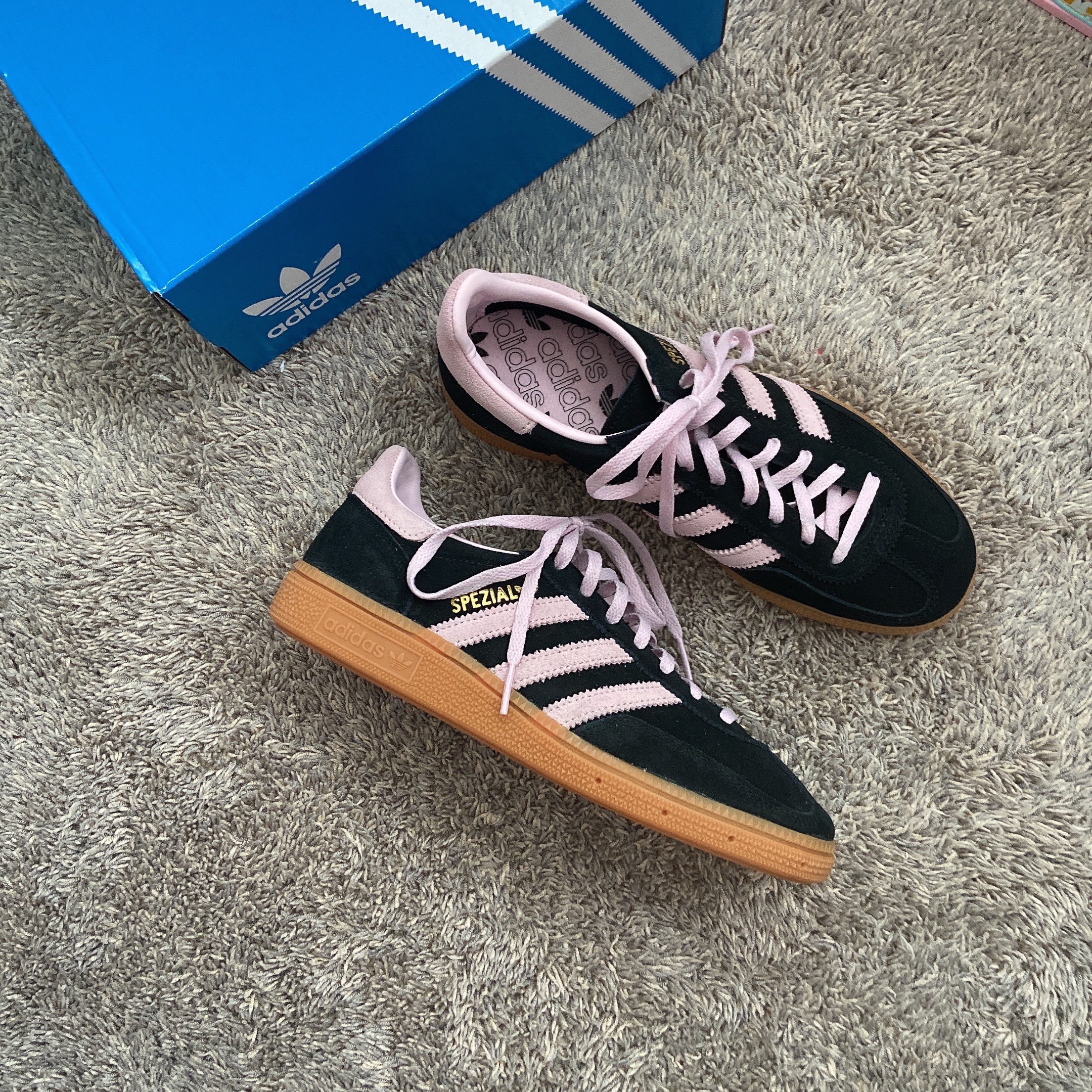 (W) Adidas Spezial Handball Core Black Clear Pink 착용 스타일 - 1
