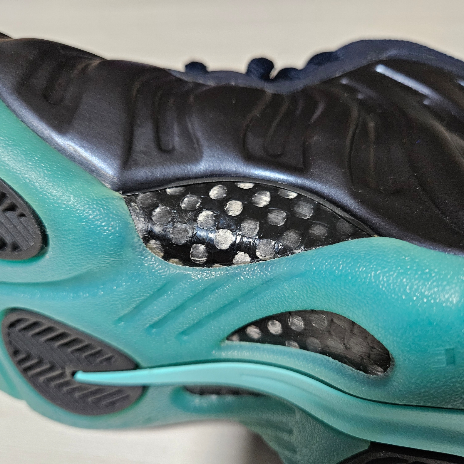 Nike Air Foamposite Pro Dark Obsidian Light Aqua 착용 스타일 - 2