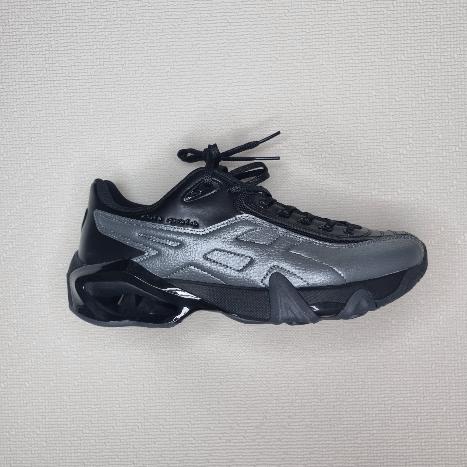 Asics x Kiko Kostadinov Novalis Gel-Teremoa Obsidian Black Smoke Shadow 착용 스타일 - 1