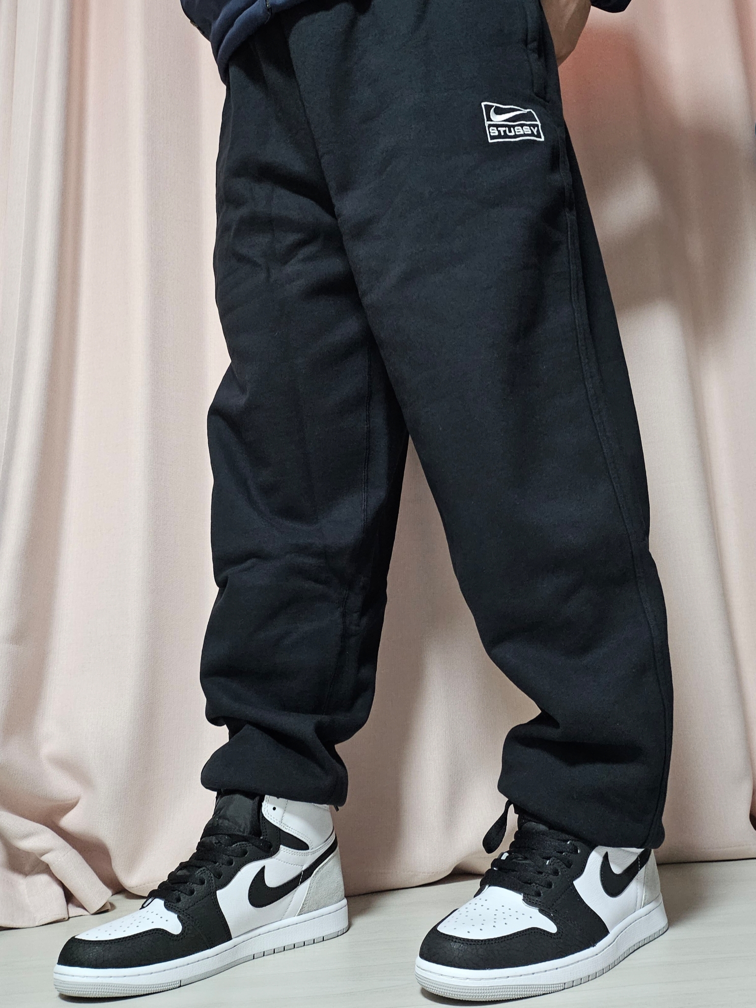 Nike x Stussy Washed Fleece Pants Black (FN5235-010), Jordan 1 Retro High OG Bleached Coral 착용 스타일