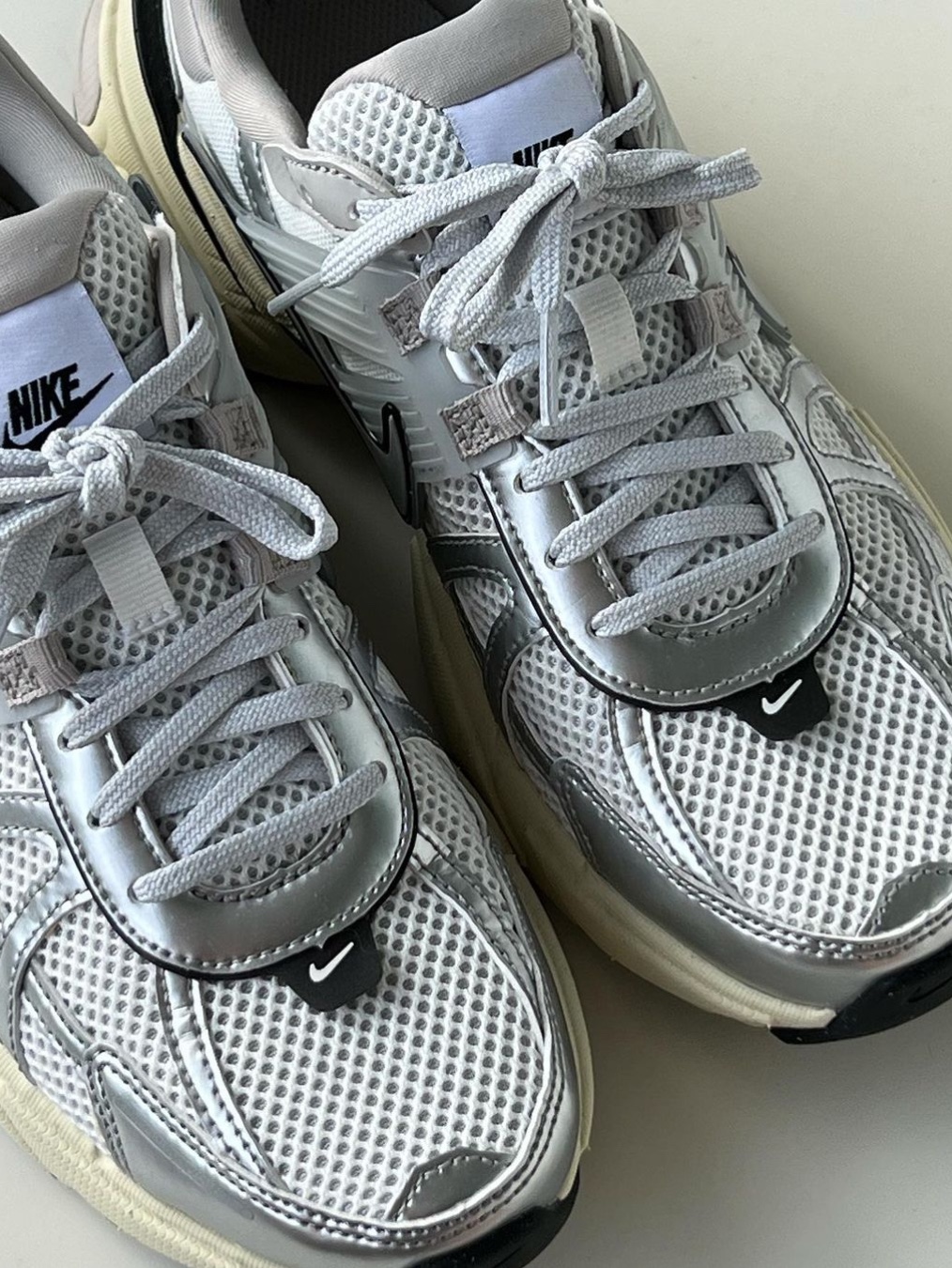 Nike V2K Run Summit White Metallic Silver 착용 스타일 - 7