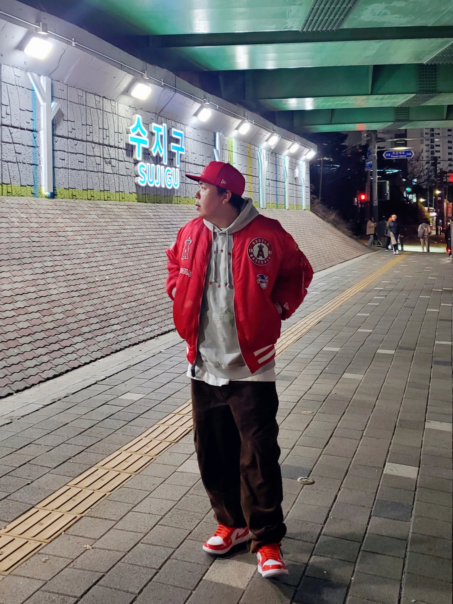 Jordan 1 Mid SE Barcelona Sweater 착용 스타일