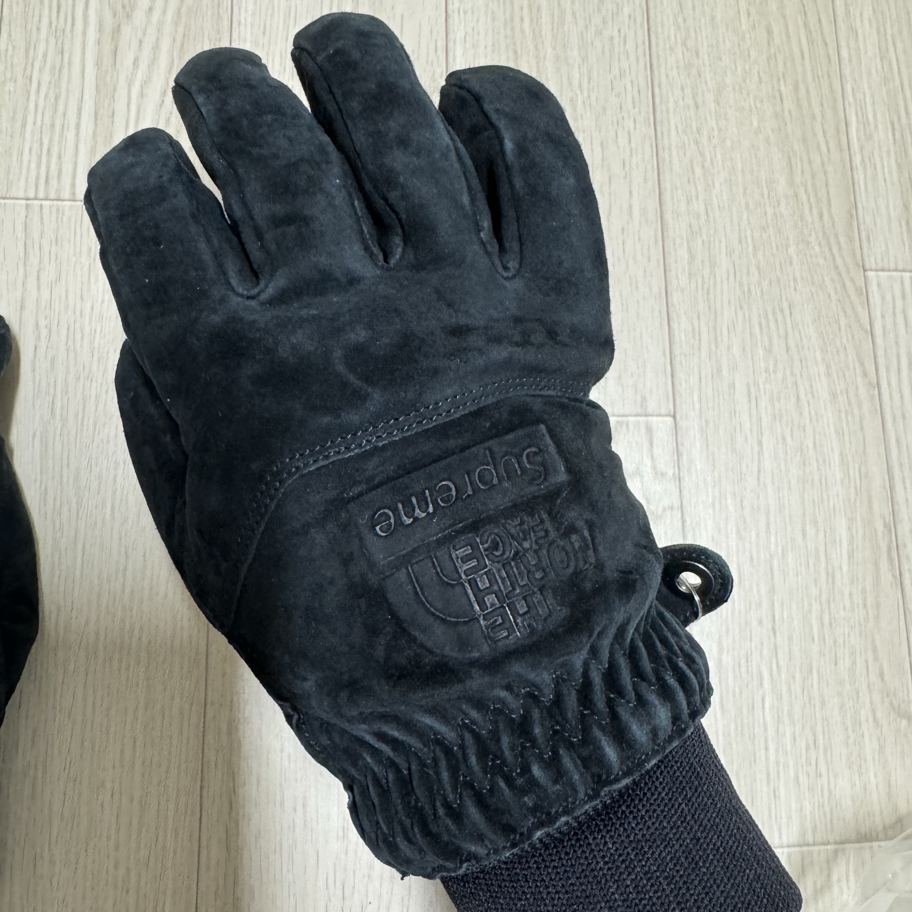 Supreme x The North Face Suede Glove Black - 23FW 착용 스타일 - 2