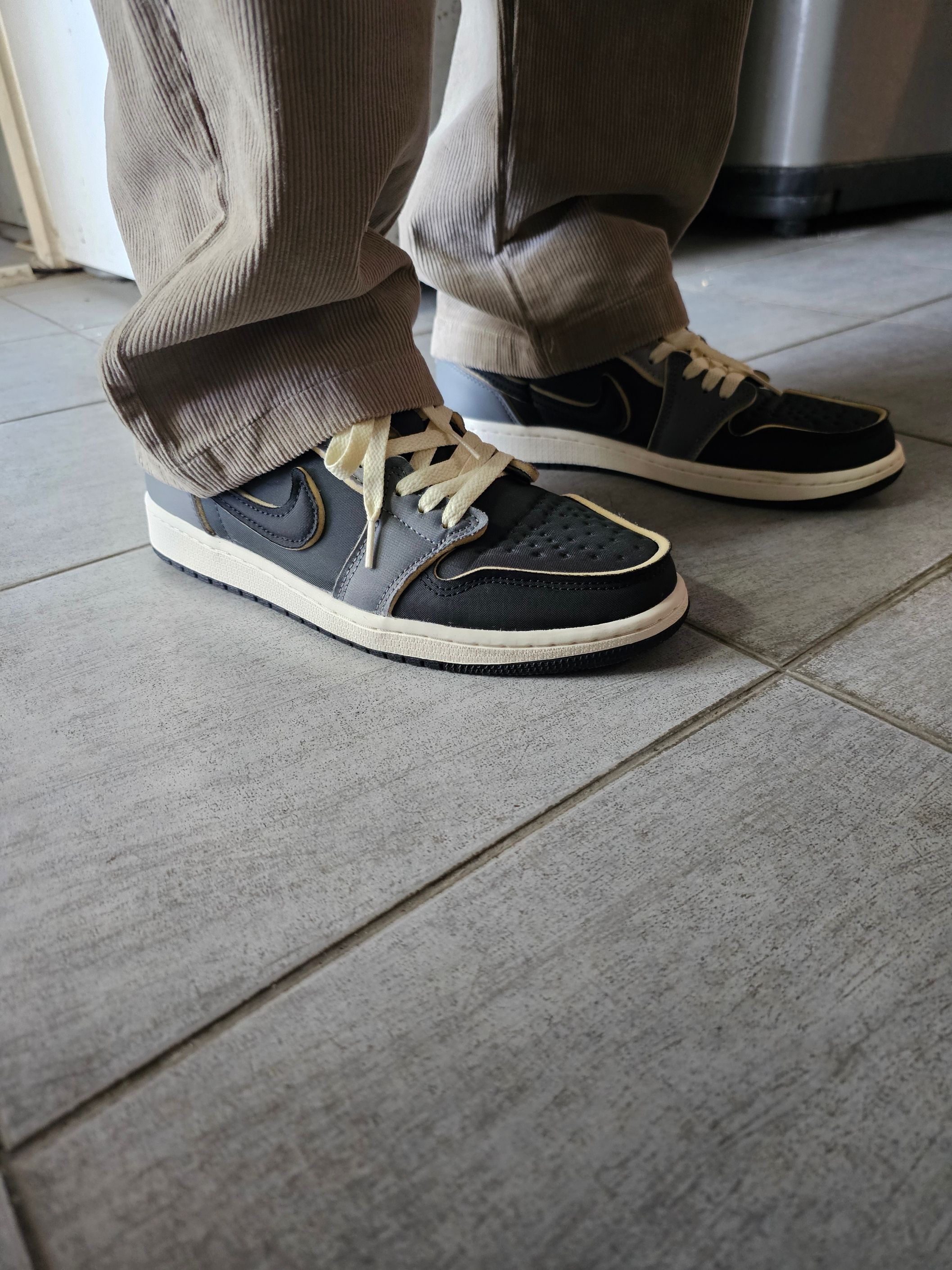 Jordan 1 Retro Low OG EX Black and Smoke Grey 착용 스타일