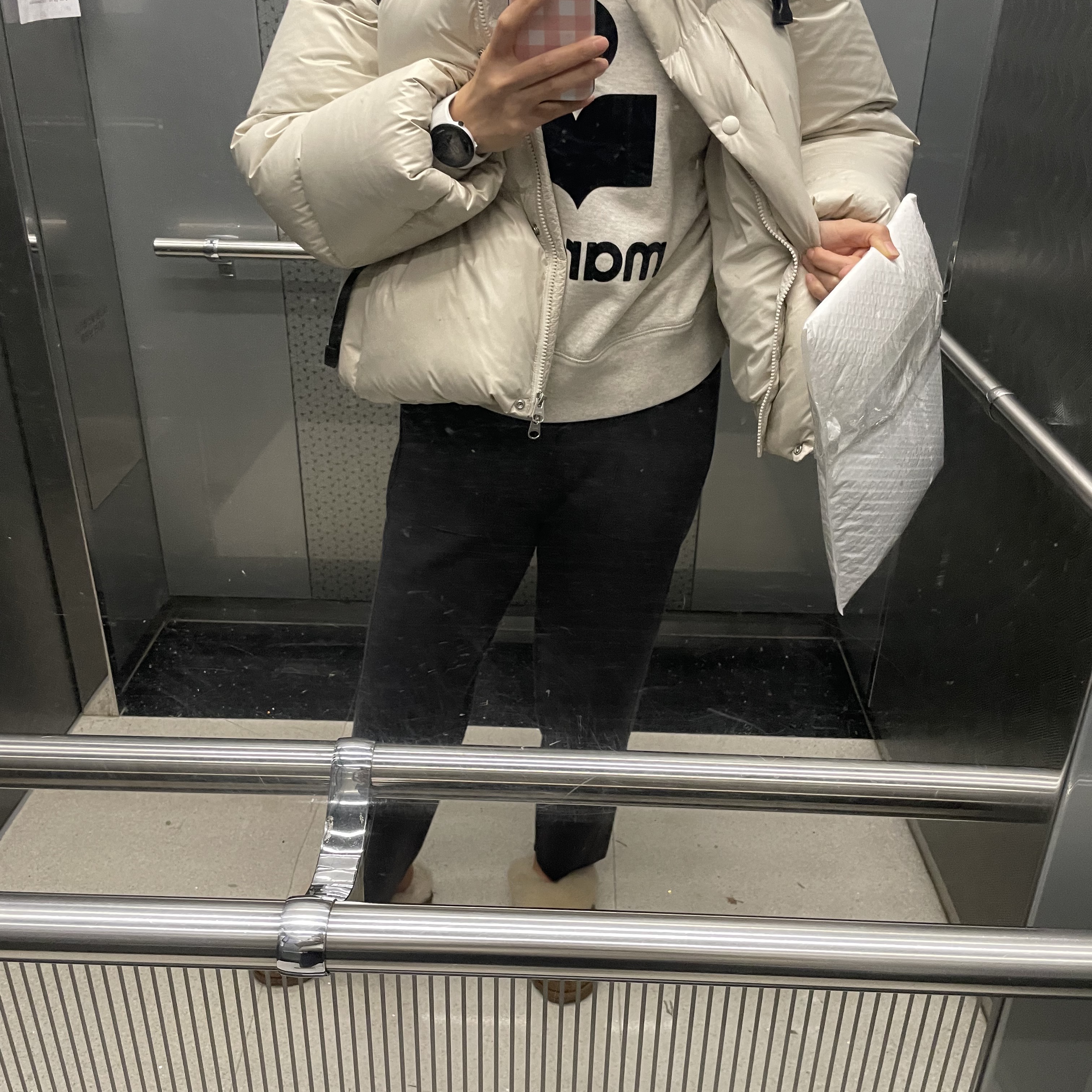 (W) Isabel Marant Moby Sweatshirt Ecru Black, (W) UGG Coquette Slipper Chestnut 착용 스타일