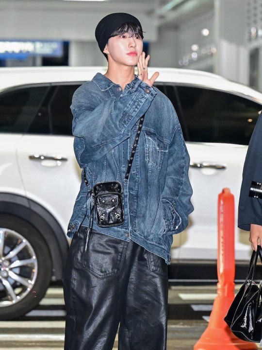 Balenciaga Arena Lambskin Aged Silver Hardware Le Cagole Crossbody Bag Black 착용 스타일