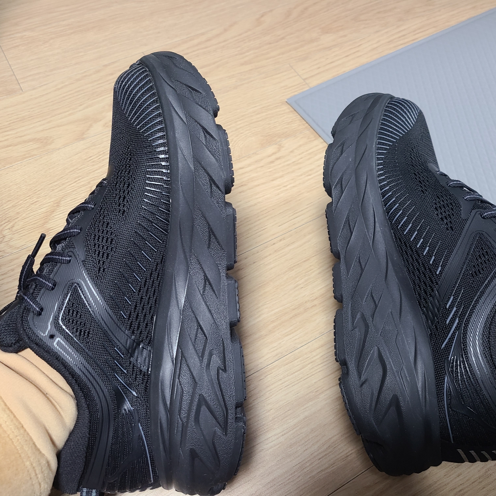 (W) Hoka Bondi 7 Black - Wide 착용 스타일 - 2