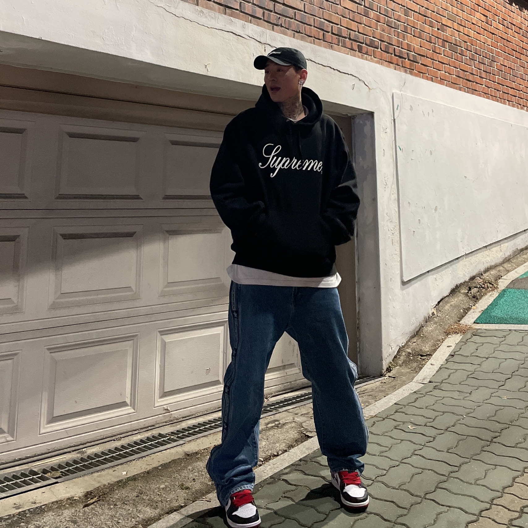 Supreme Snap Off Baggy Jean Washed Blue - 23FW, Jordan 1 Retro Low OG Black Toe 착용 스타일 - 2